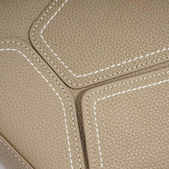 Ženska torba čez ramo iz pravega usnja z geometrijskim vzorcem