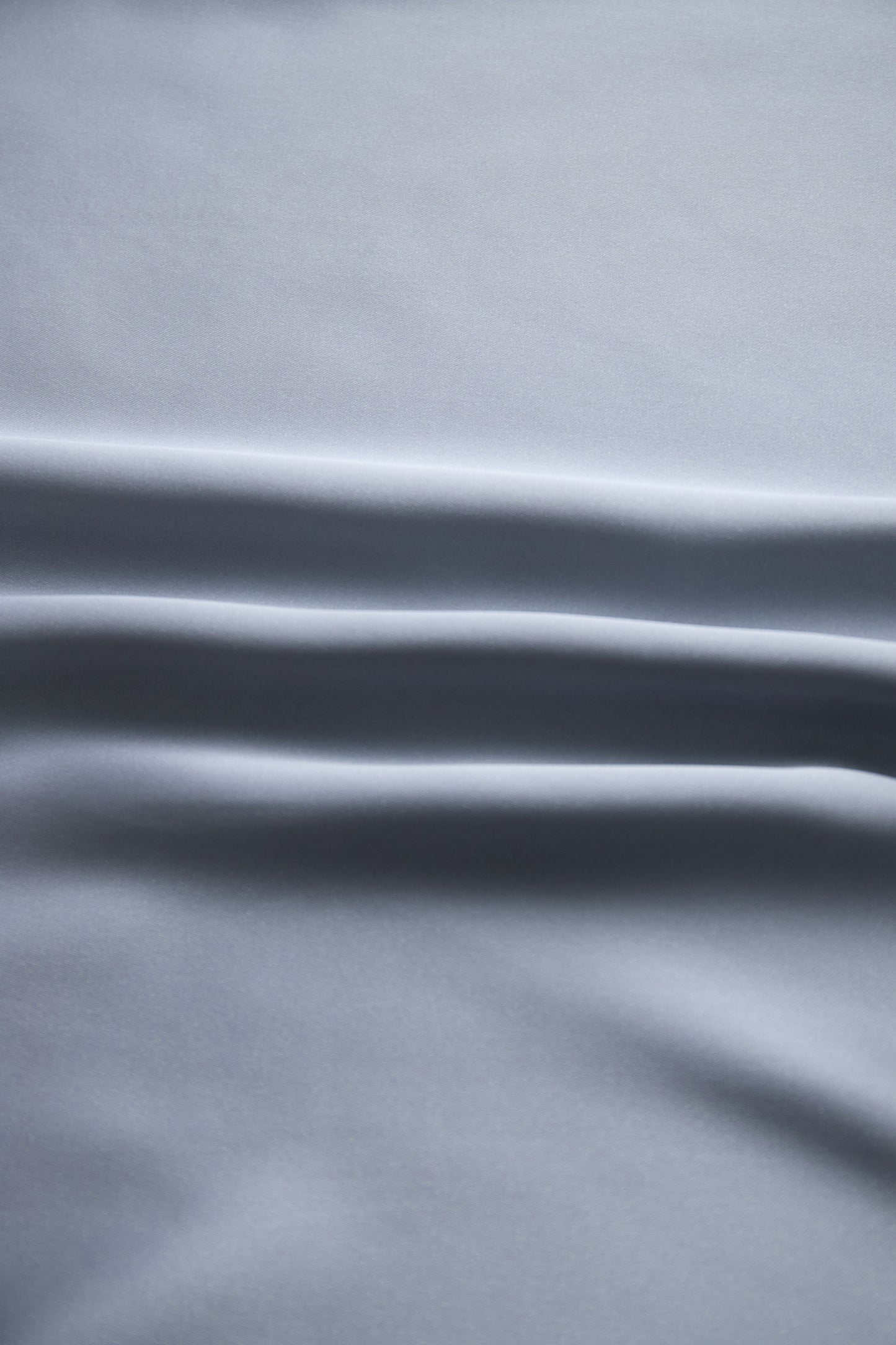 Srebrna satenasta bluza z globokim V-izrezom 