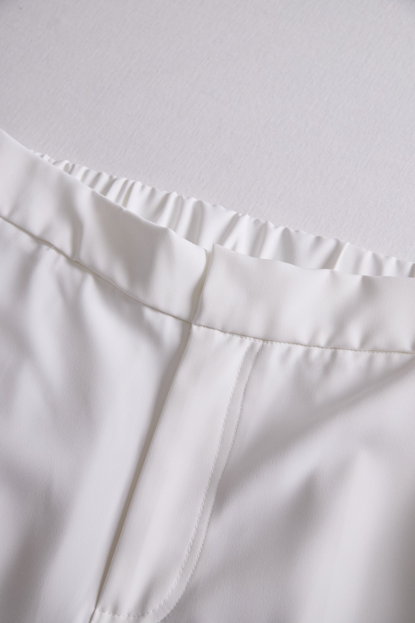 Elegantne bele hlače z visokim pasom 