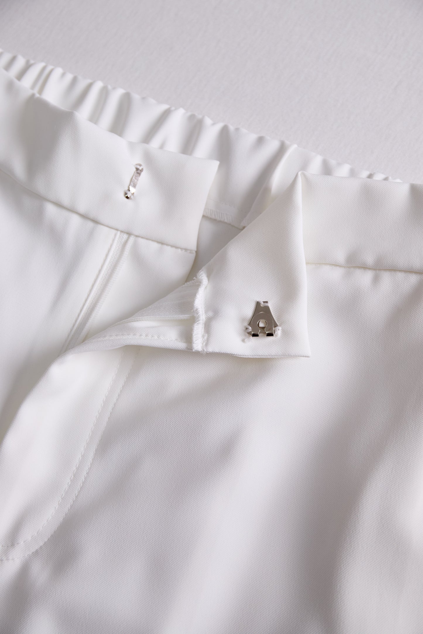 Elegantne bele hlače z visokim pasom 