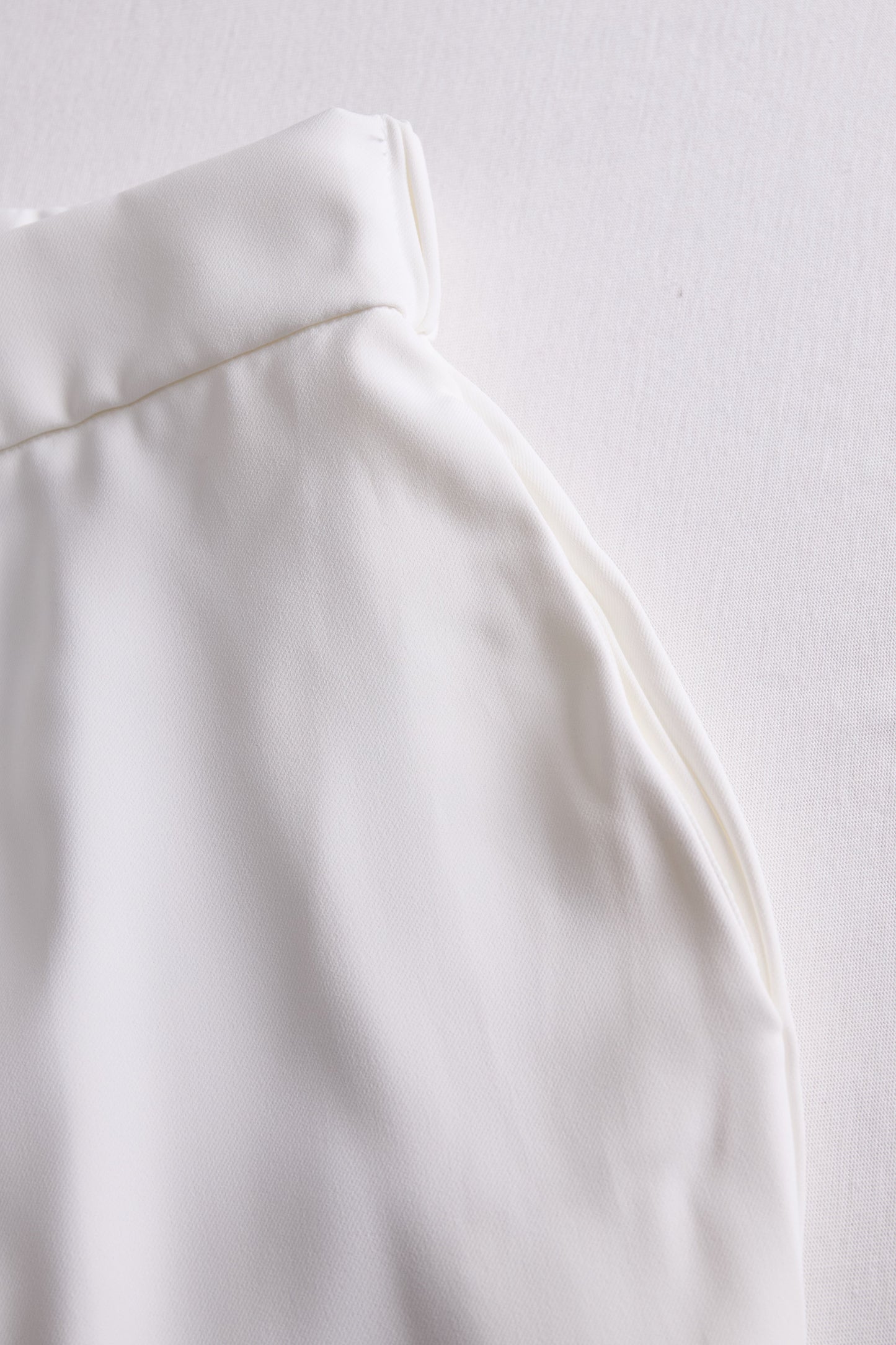 Elegantne bele hlače z visokim pasom 