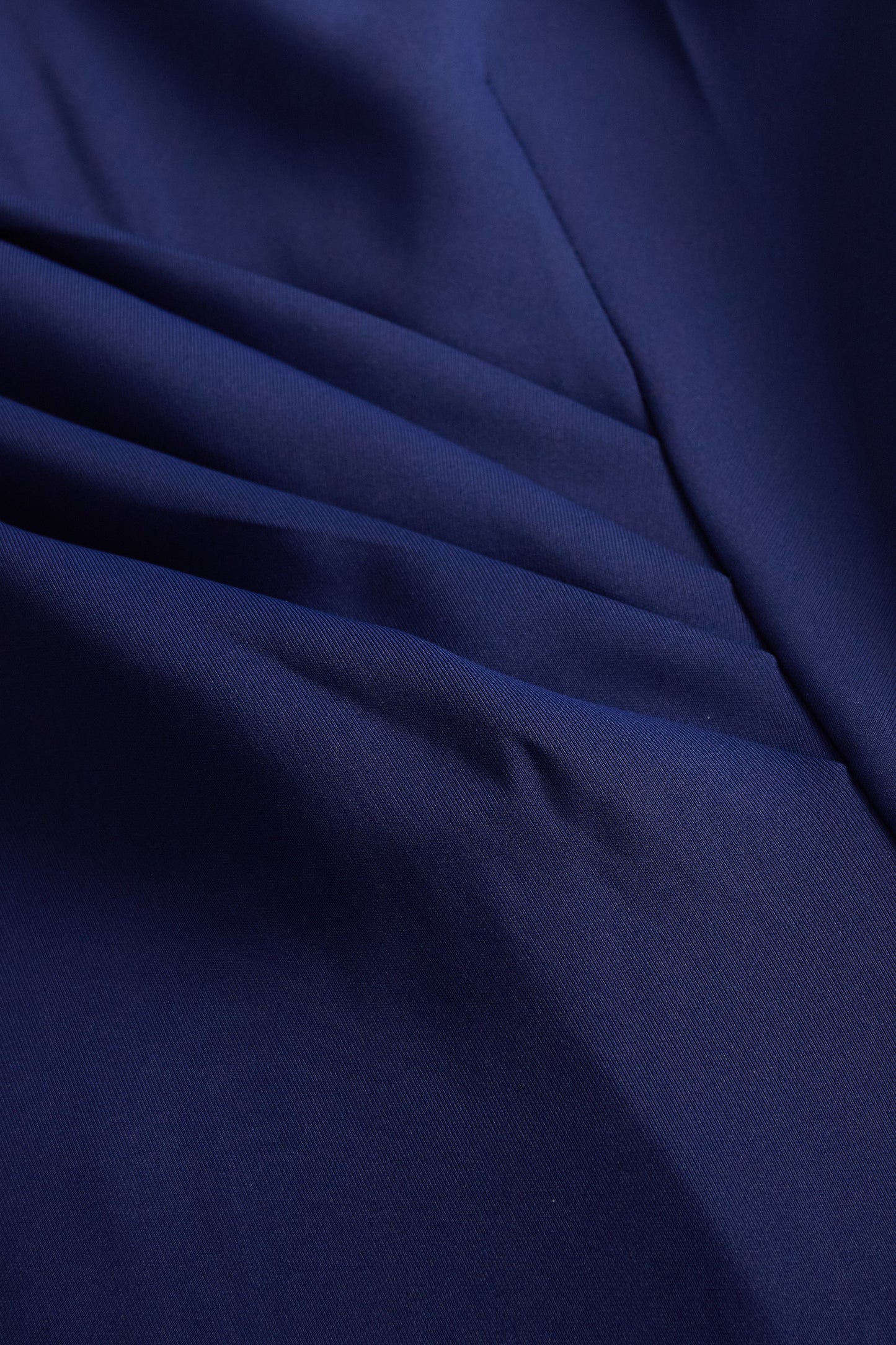 Elegantna mornarsko modra in bela obleka z barvnimi bloki 