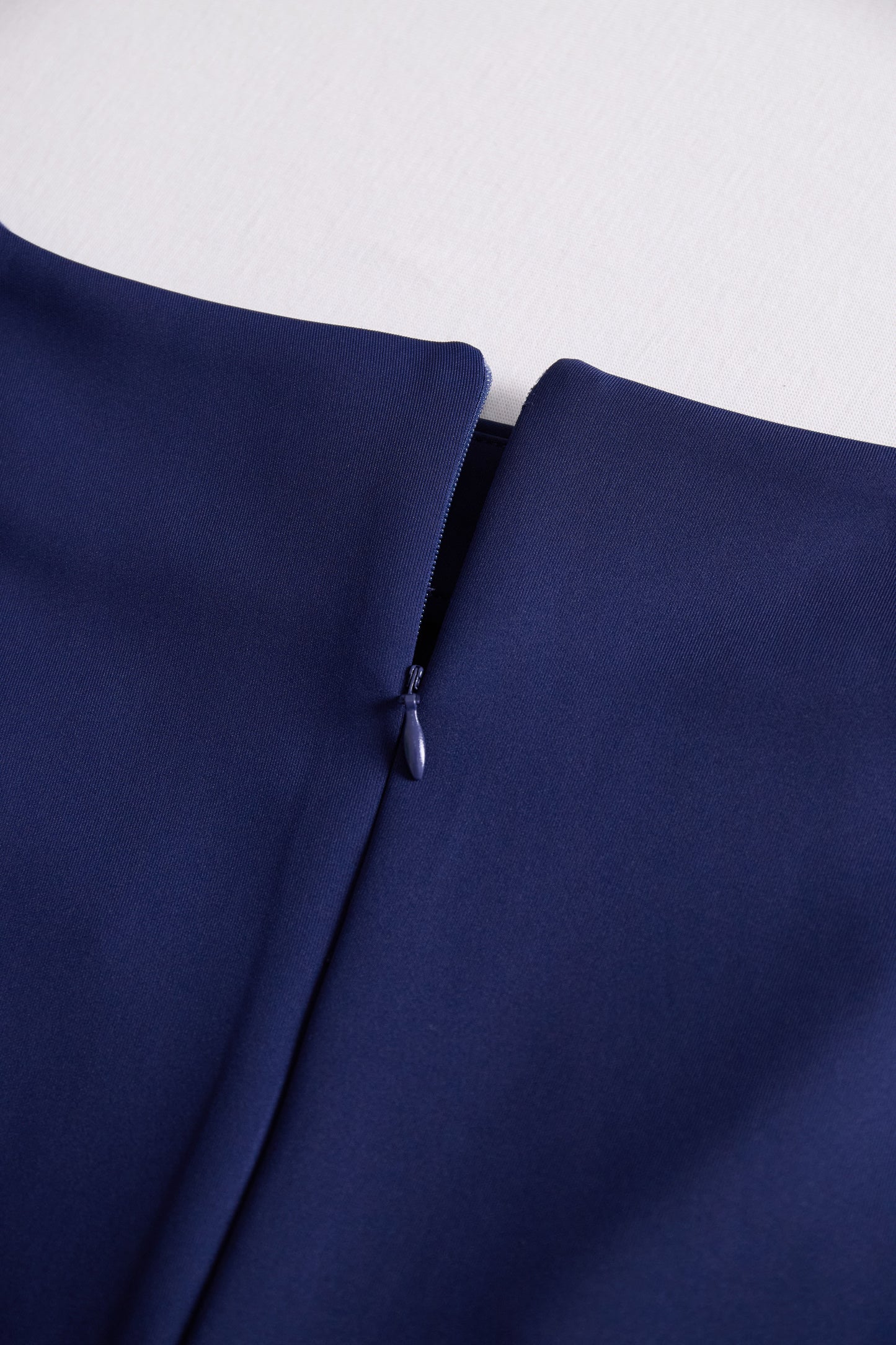 Elegantna mornarsko modra in bela obleka z barvnimi bloki 