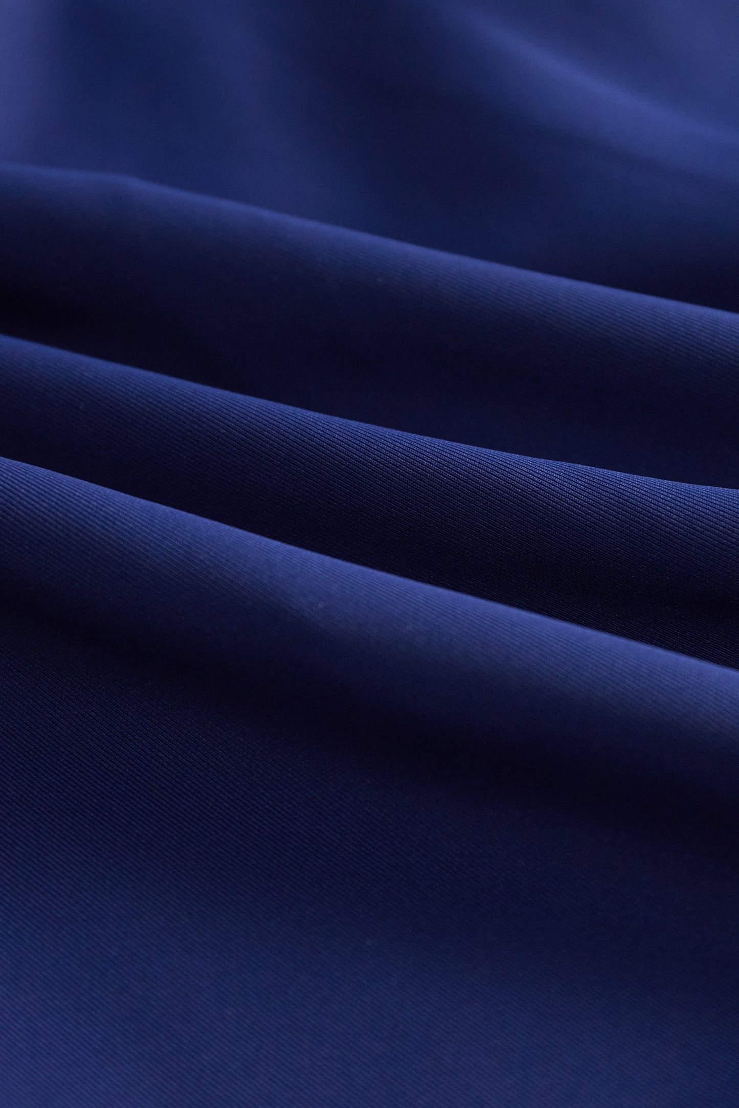 Elegantna mornarsko modra in bela obleka z barvnimi bloki 