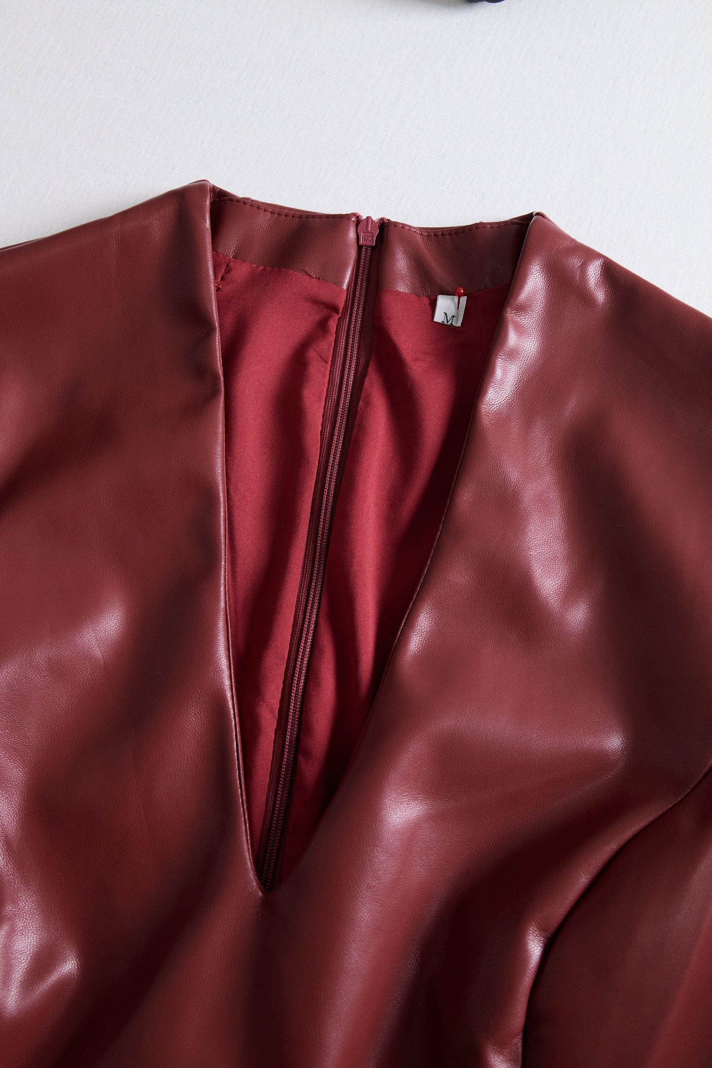 Prefinjena črna oprijeta obleka iz umetnega usnja