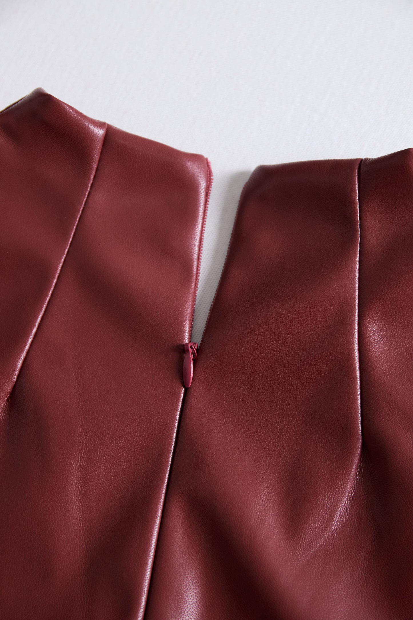 Prefinjena črna oprijeta obleka iz umetnega usnja