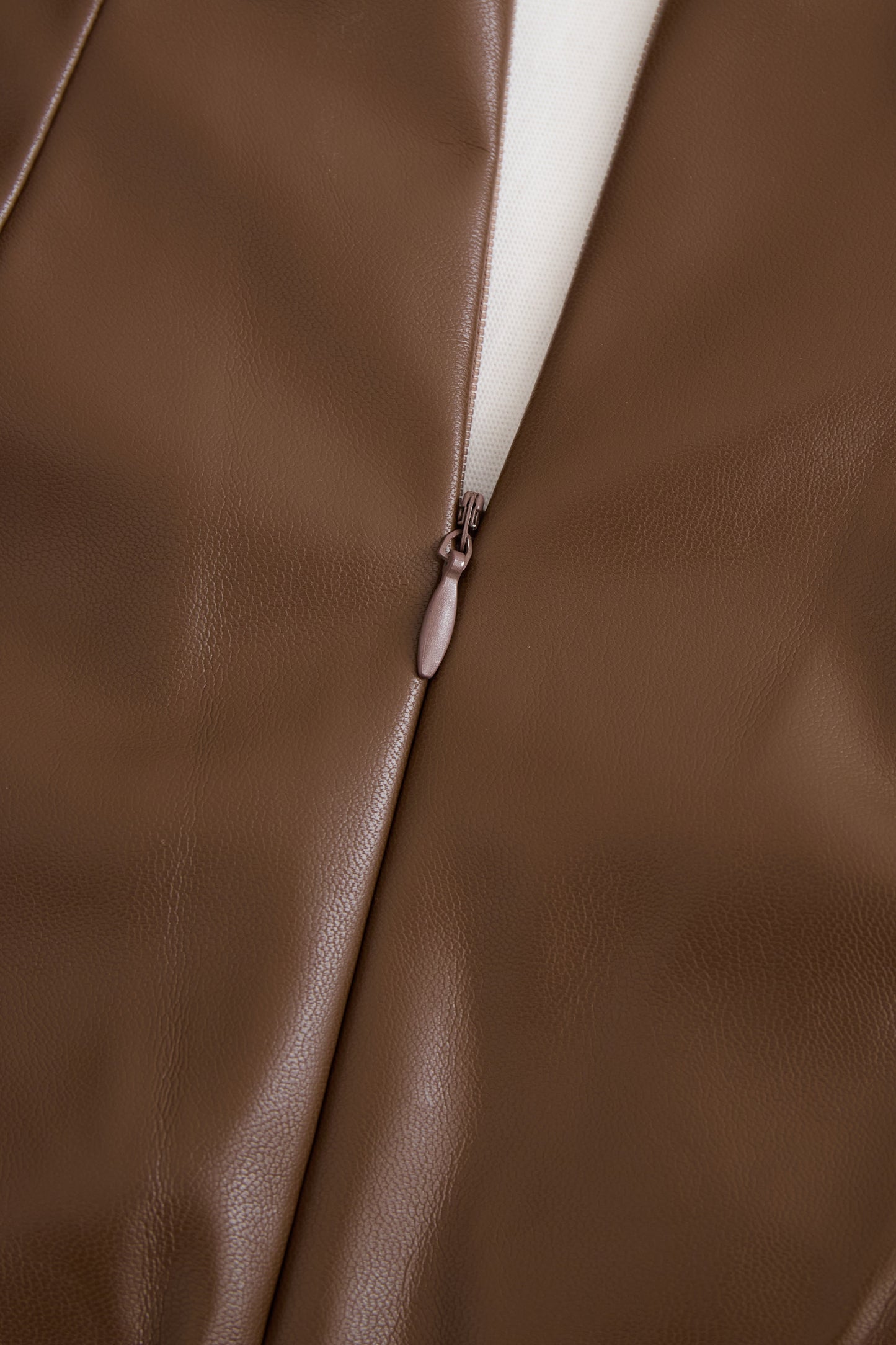 Prefinjena črna oprijeta obleka iz umetnega usnja