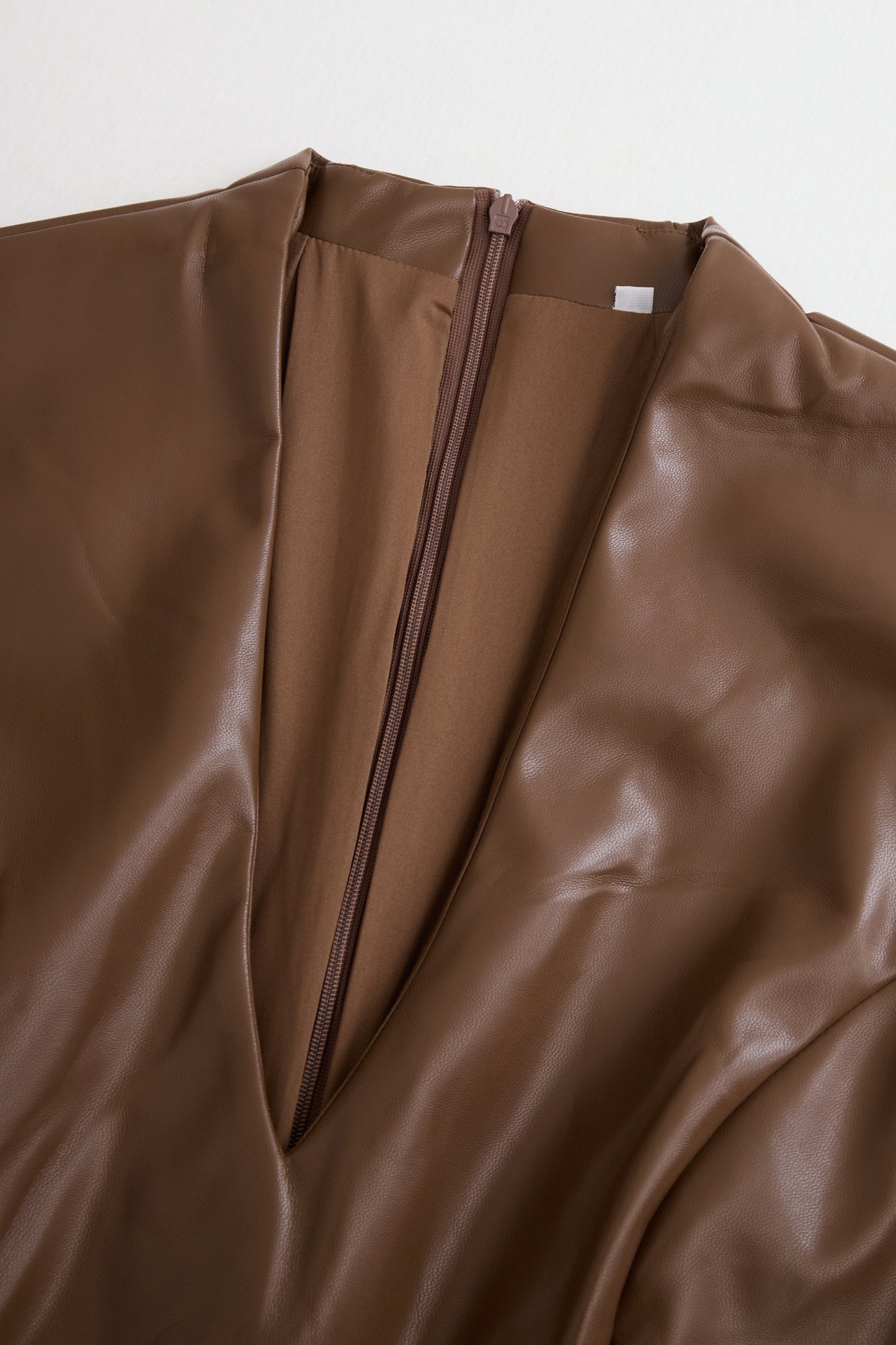 Prefinjena črna oprijeta obleka iz umetnega usnja