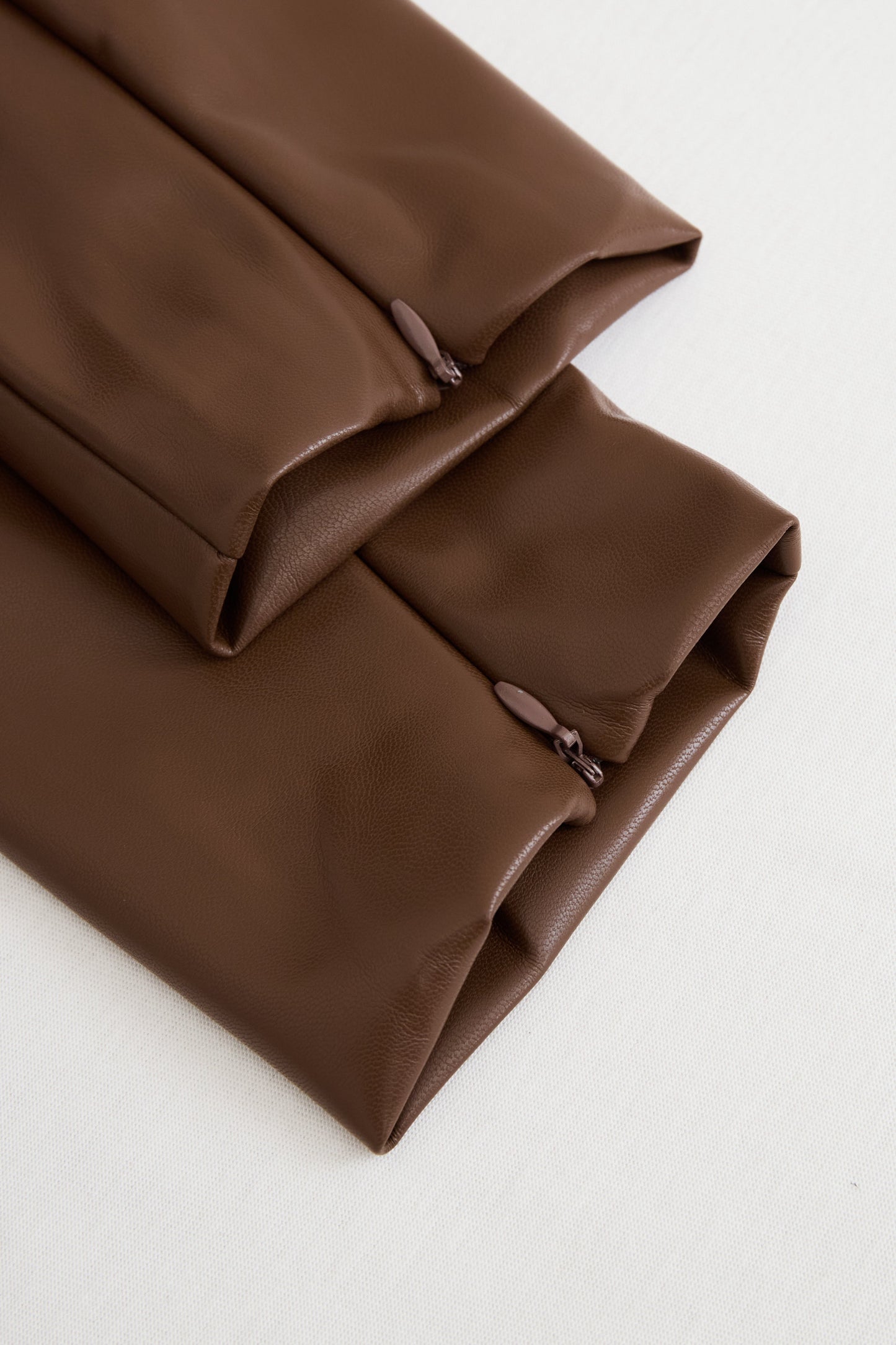 Prefinjena črna oprijeta obleka iz umetnega usnja