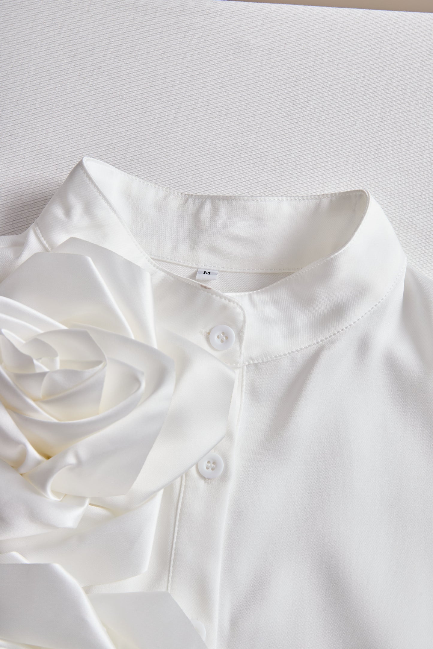 Elegantna cvetlična bluza s cvetličnim vzorcem 