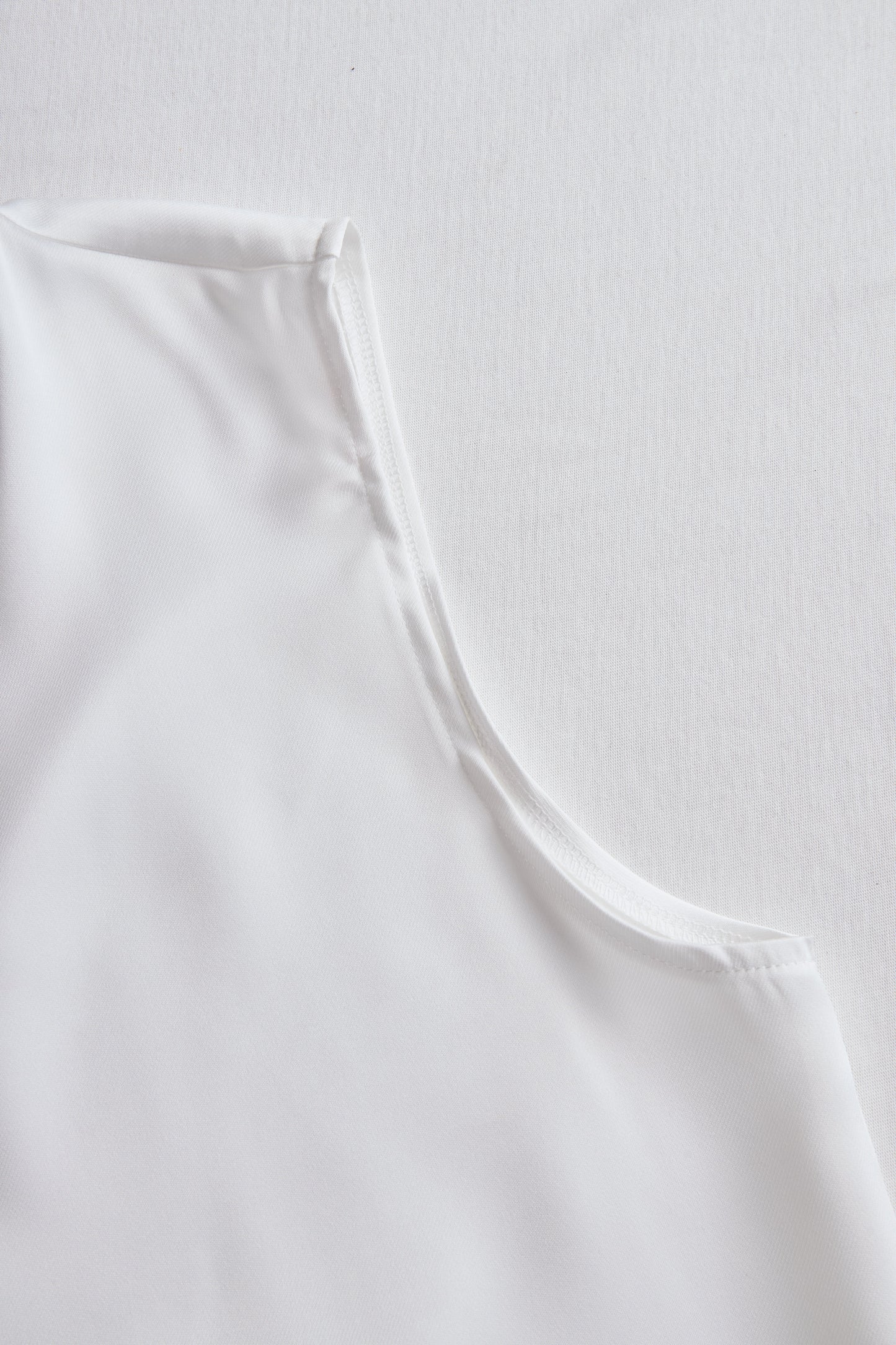 Moderna bela bluza brez rokavov s 3D rožnatimi poudarki. 