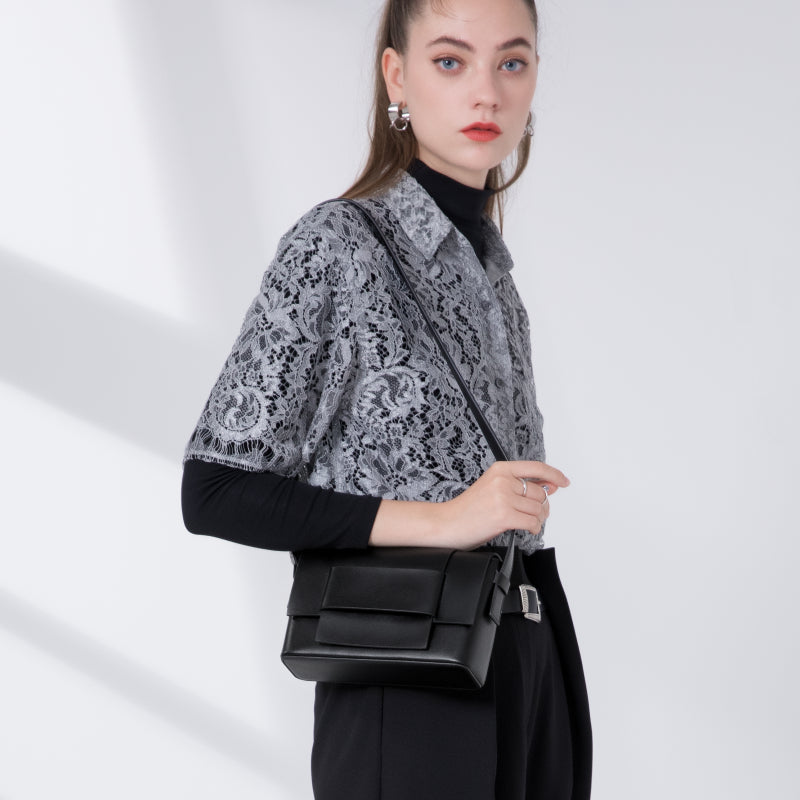 Ženska torba čez ramo iz pravega usnja v minimalističnem slogu.