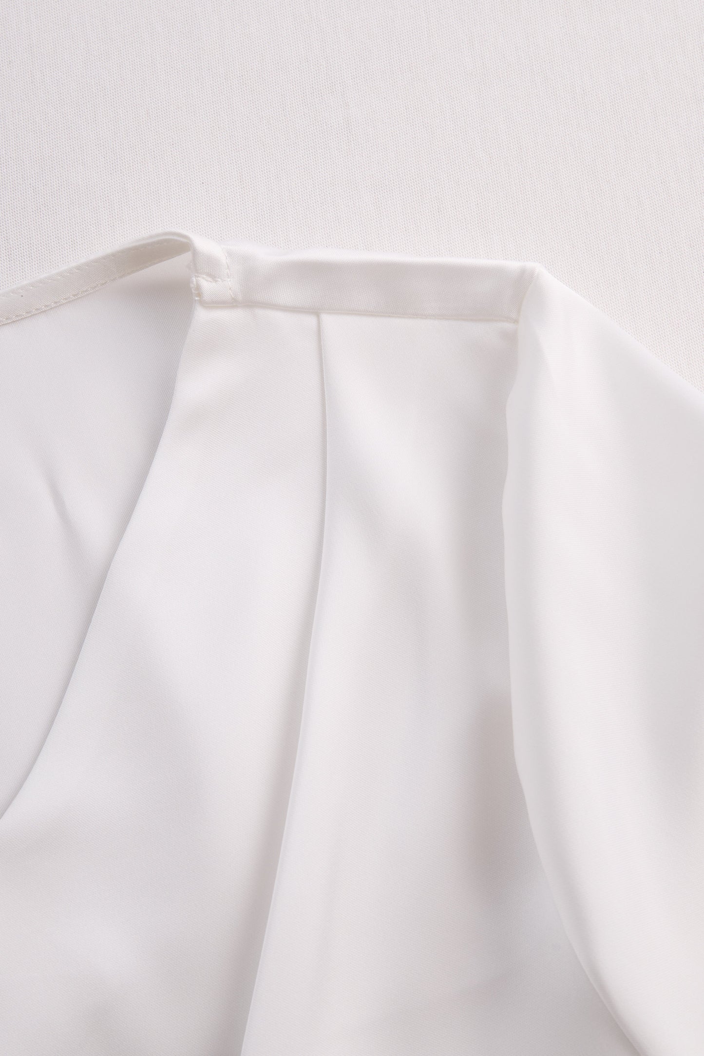 Elegantna enobarvna bluza s kratkimi rokavi in ​​ovratnikom 