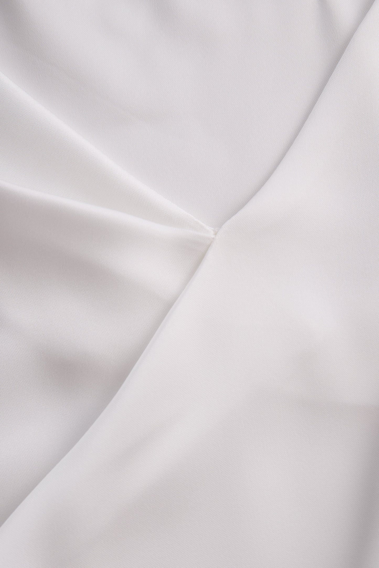 Elegantna enobarvna bluza s kratkimi rokavi in ​​ovratnikom 