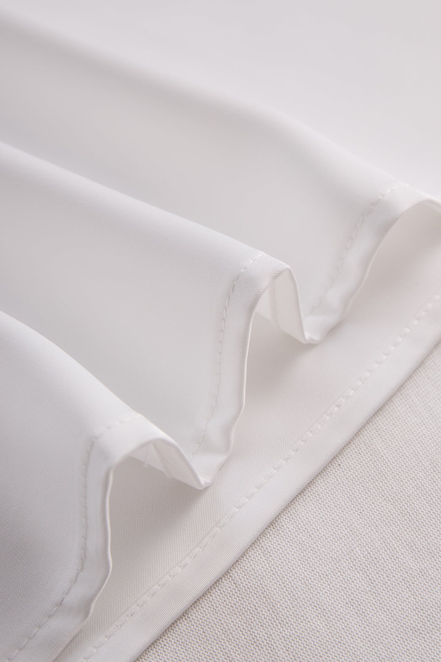 Elegantna enobarvna bluza s kratkimi rokavi in ​​ovratnikom 