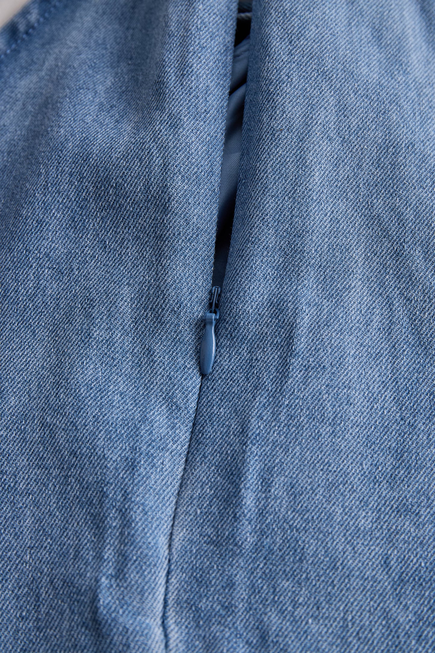 Elegantna bluza brez rokavov z vezalko na vratu 