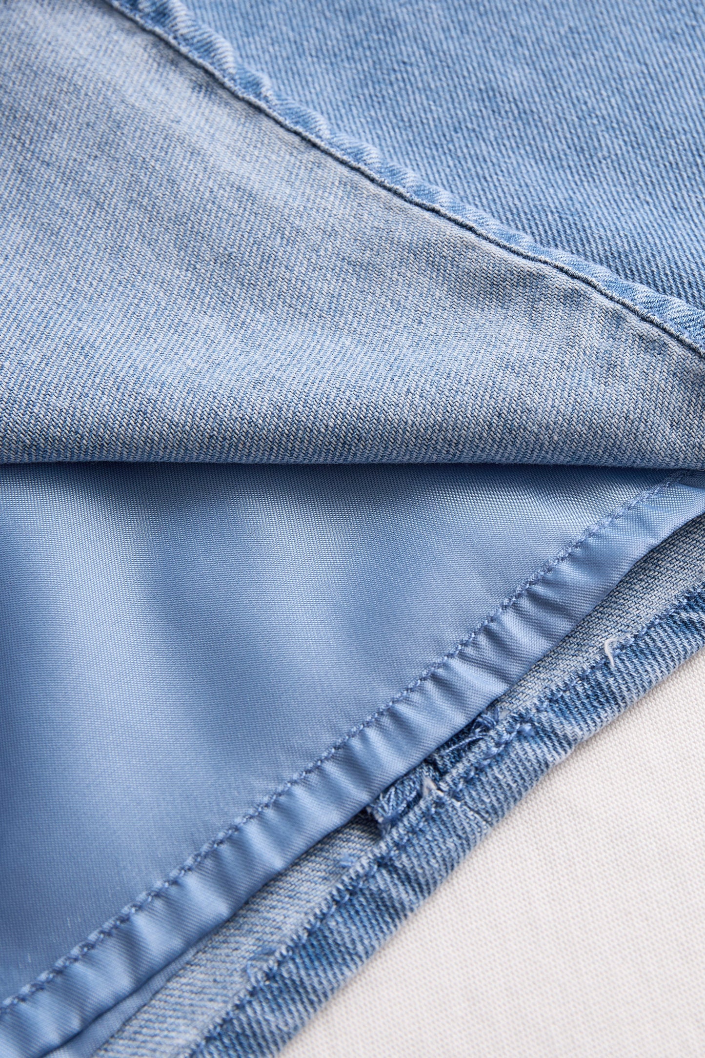 Elegantna bluza brez rokavov z vezalko na vratu 