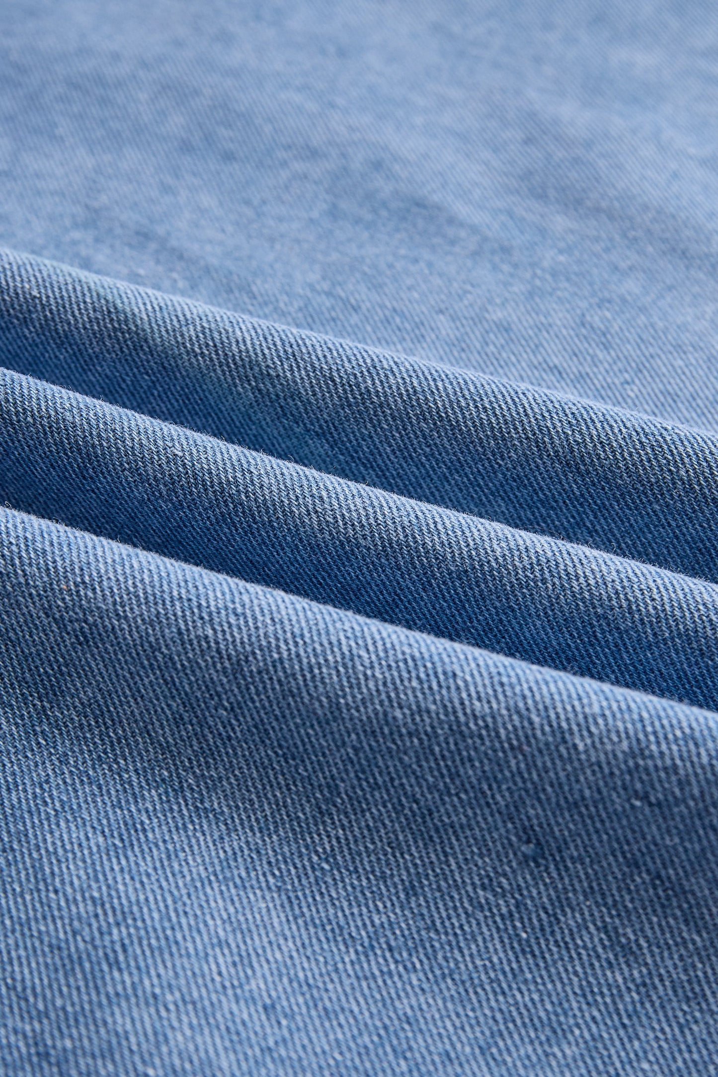 Elegantna bluza brez rokavov z vezalko na vratu 