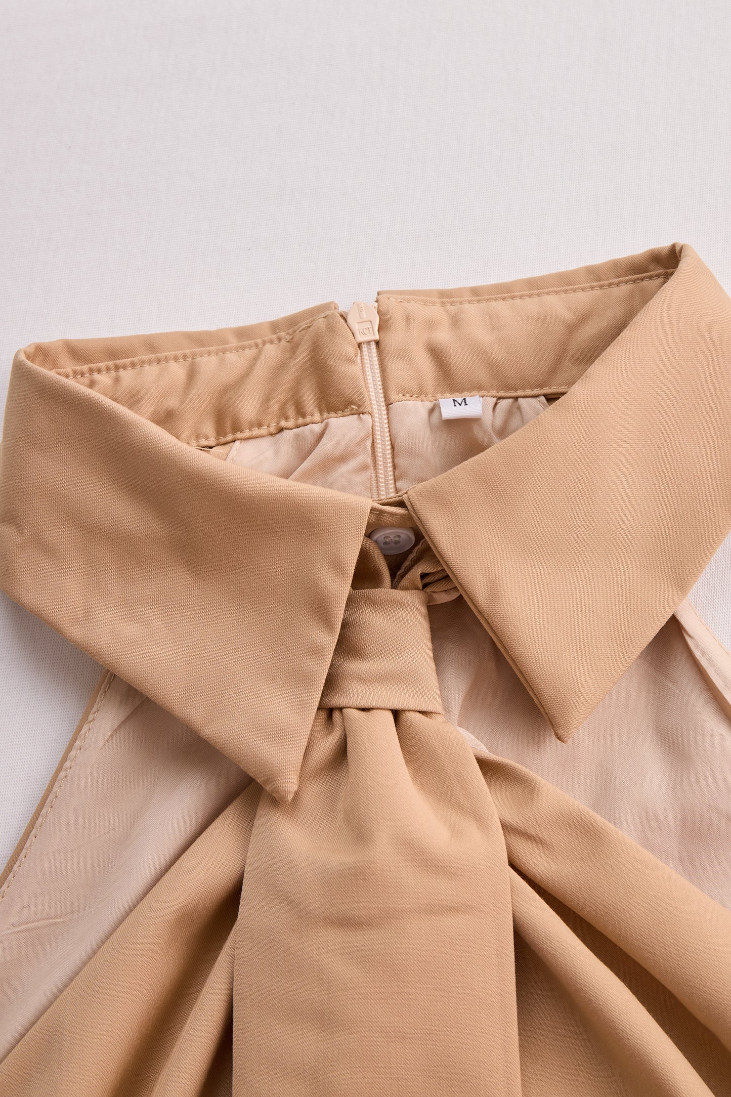 Elegantna bluza brez rokavov z vezalko na vratu 