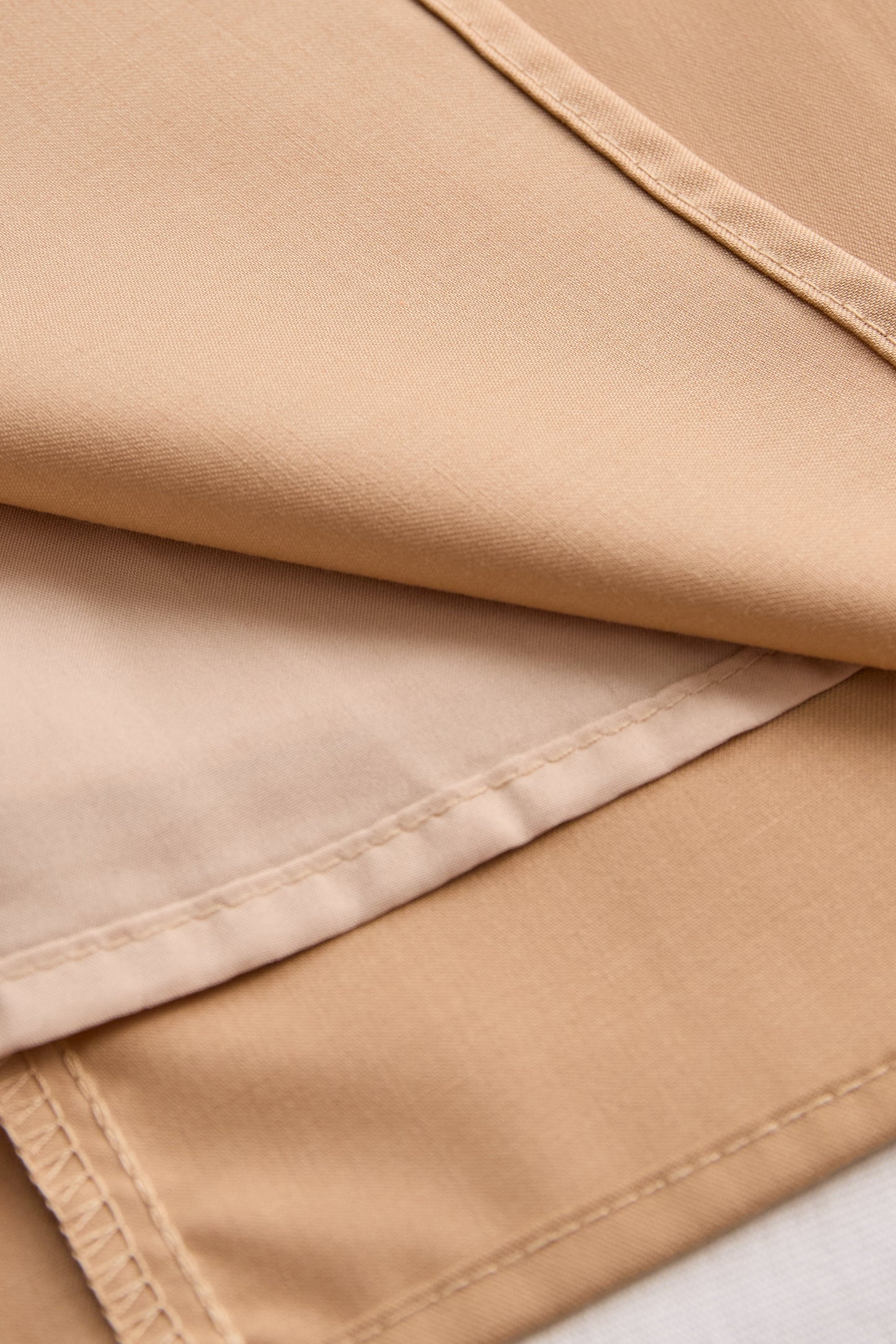 Elegantna bluza brez rokavov z vezalko na vratu 