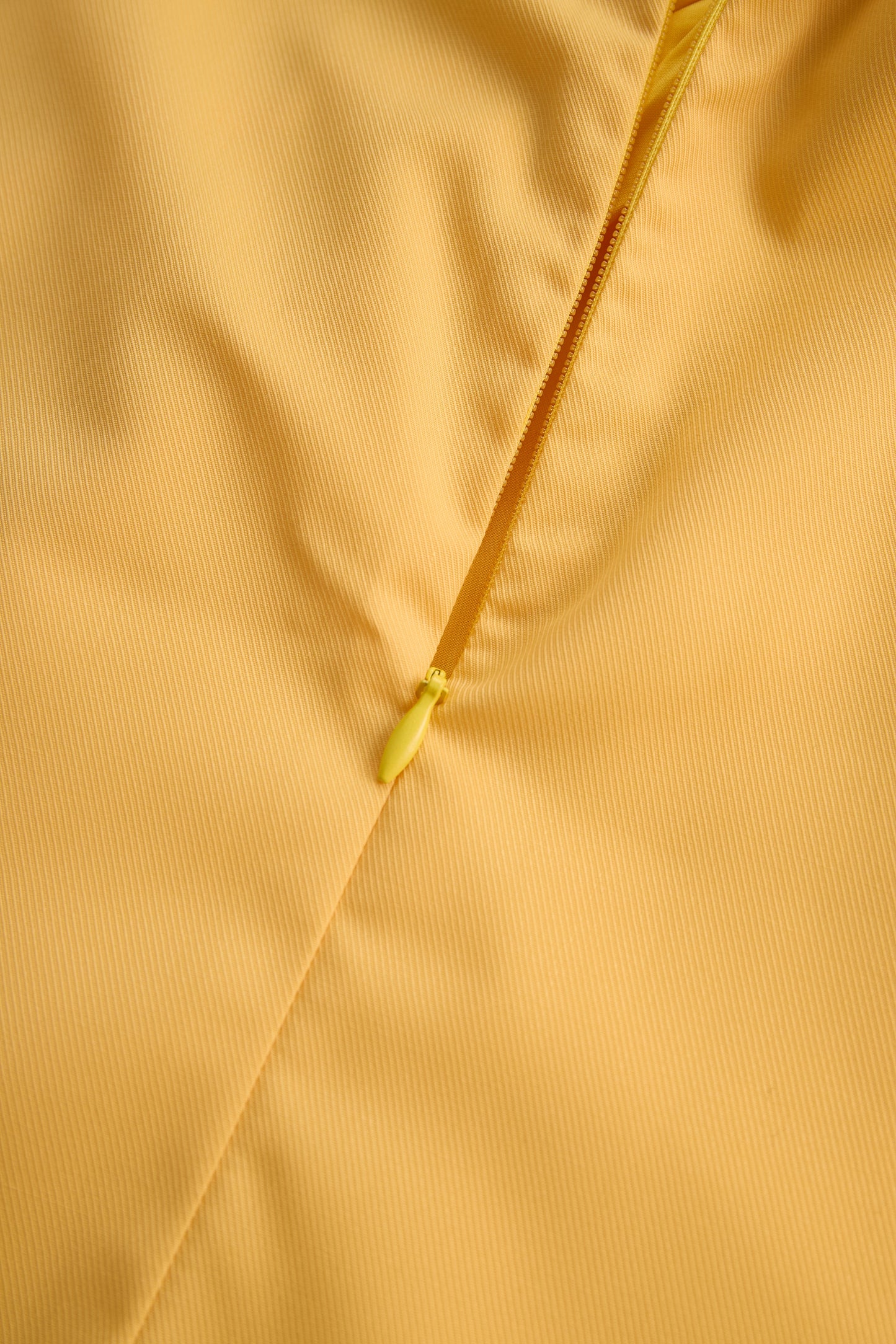 Elegantna bluza brez rokavov z vezalko na vratu 