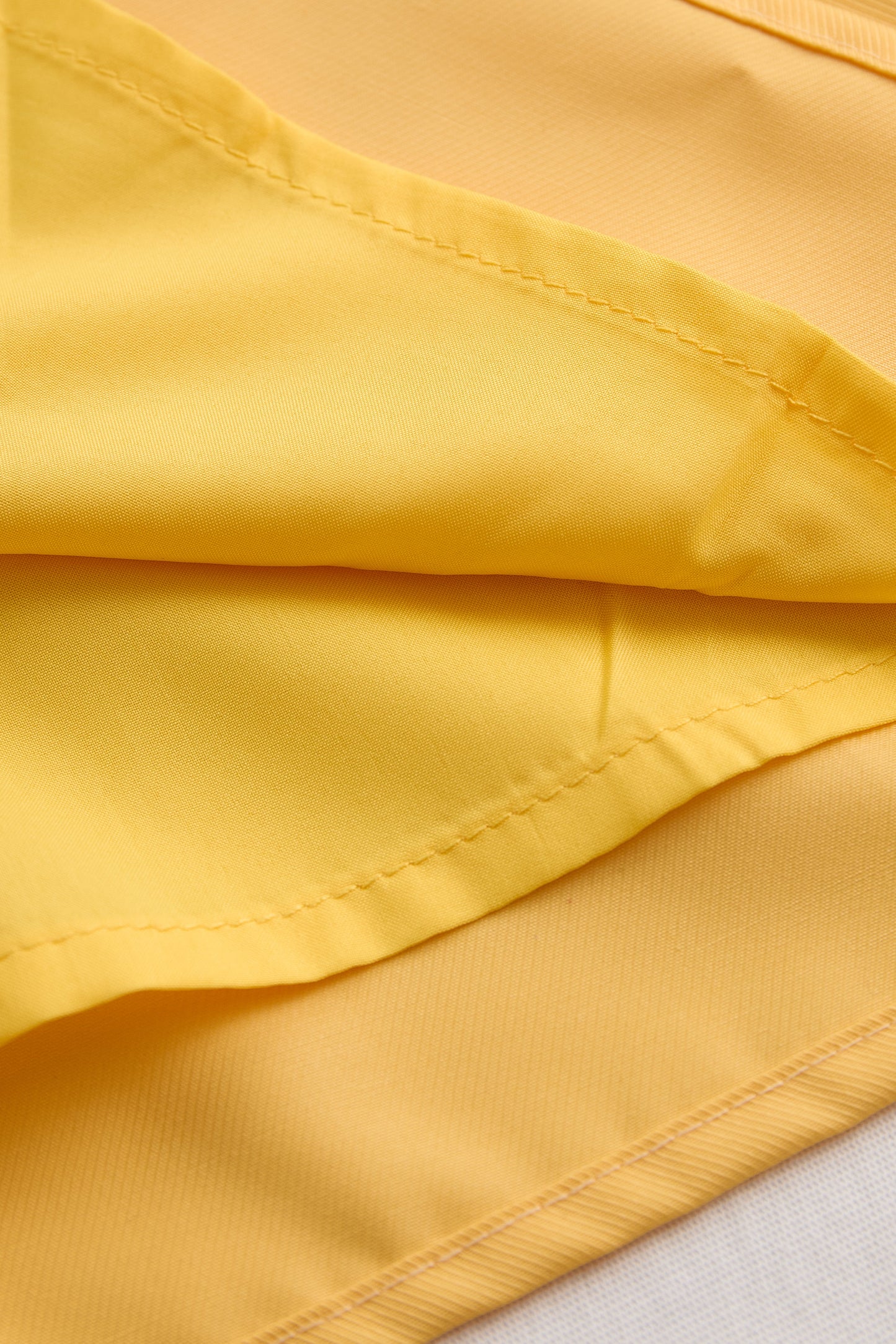 Elegantna bluza brez rokavov z vezalko na vratu 