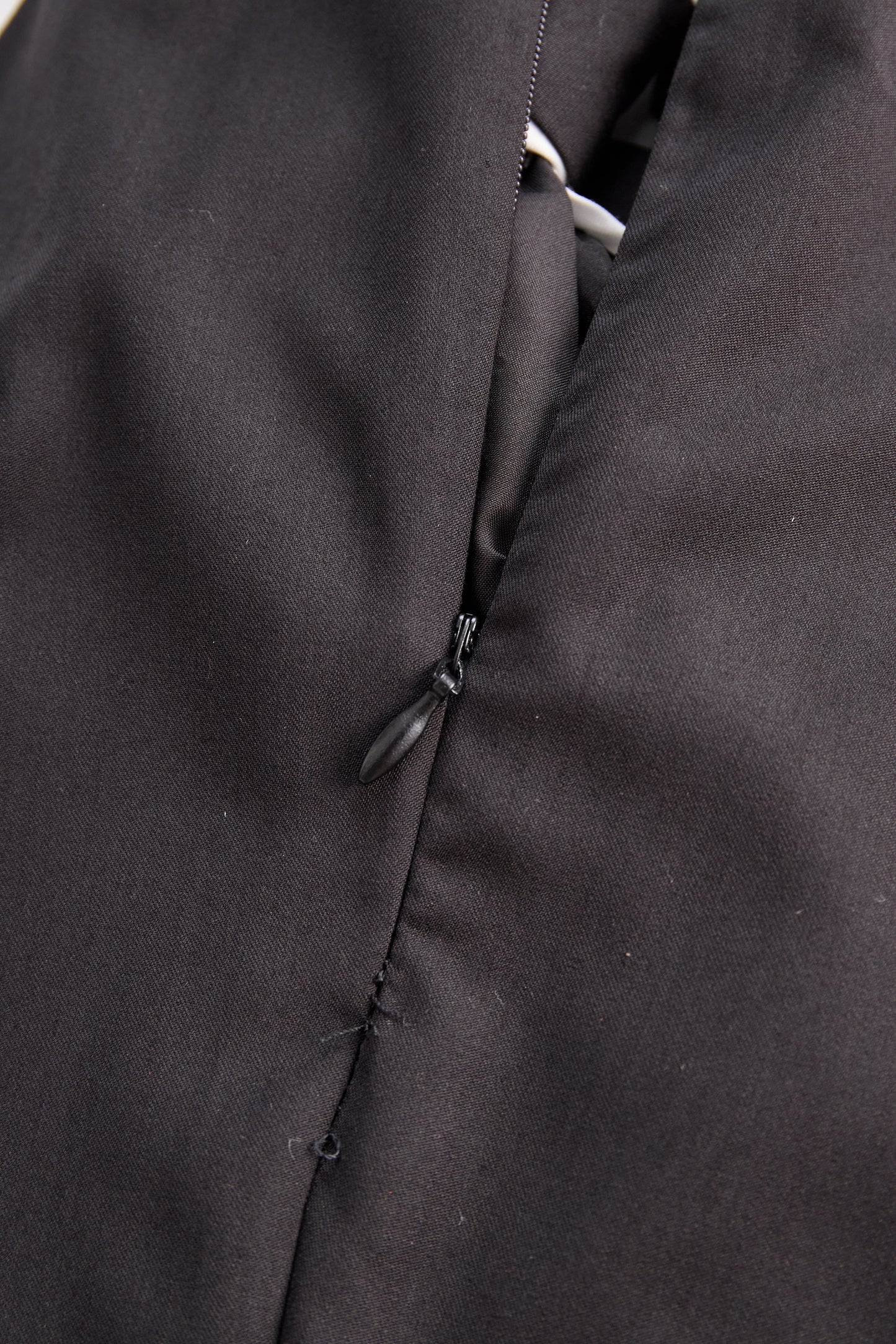 Elegantna bluza brez rokavov z ovratnikom in drzno kontrastno obrobo 