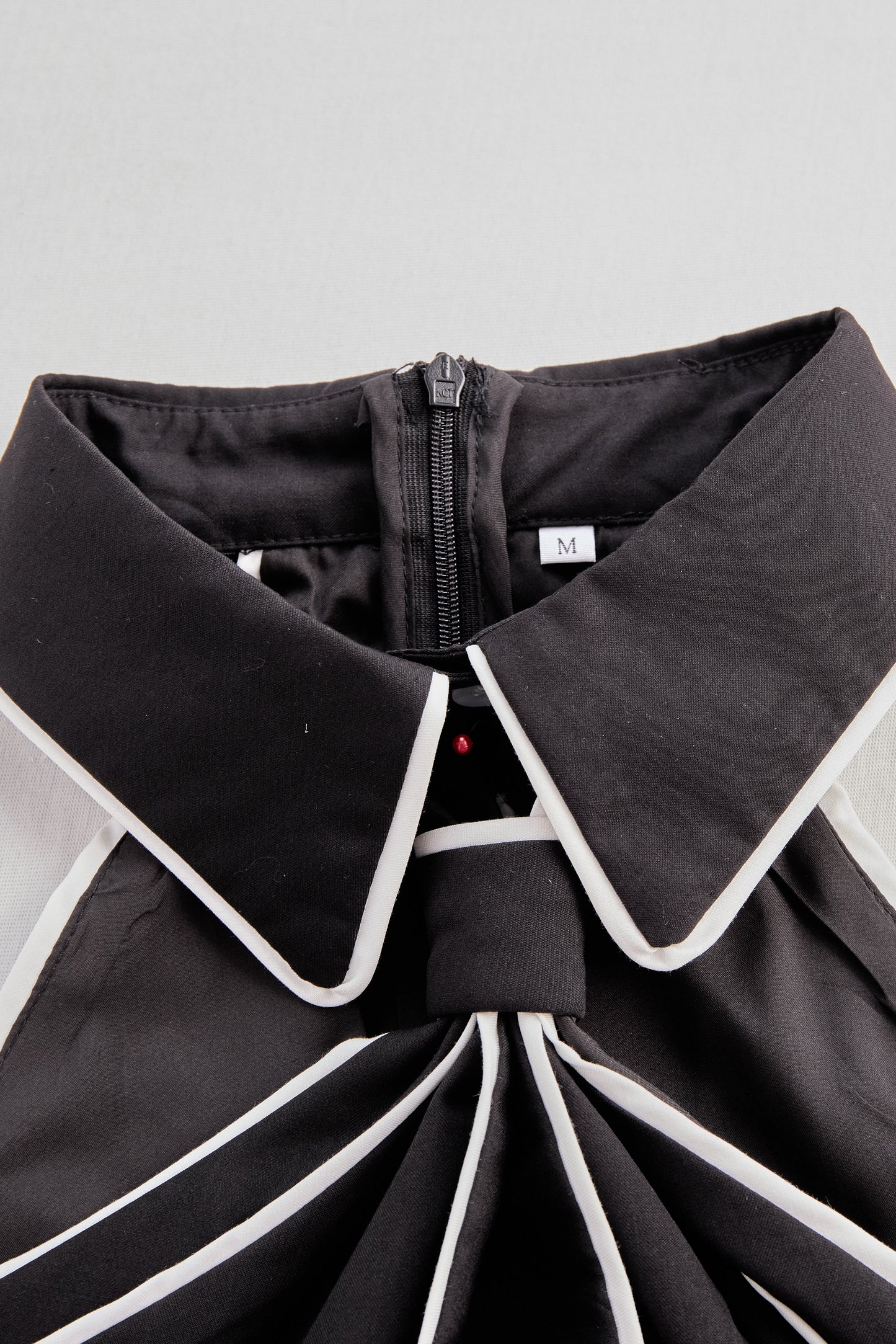 Elegantna bluza brez rokavov z ovratnikom in drzno kontrastno obrobo 