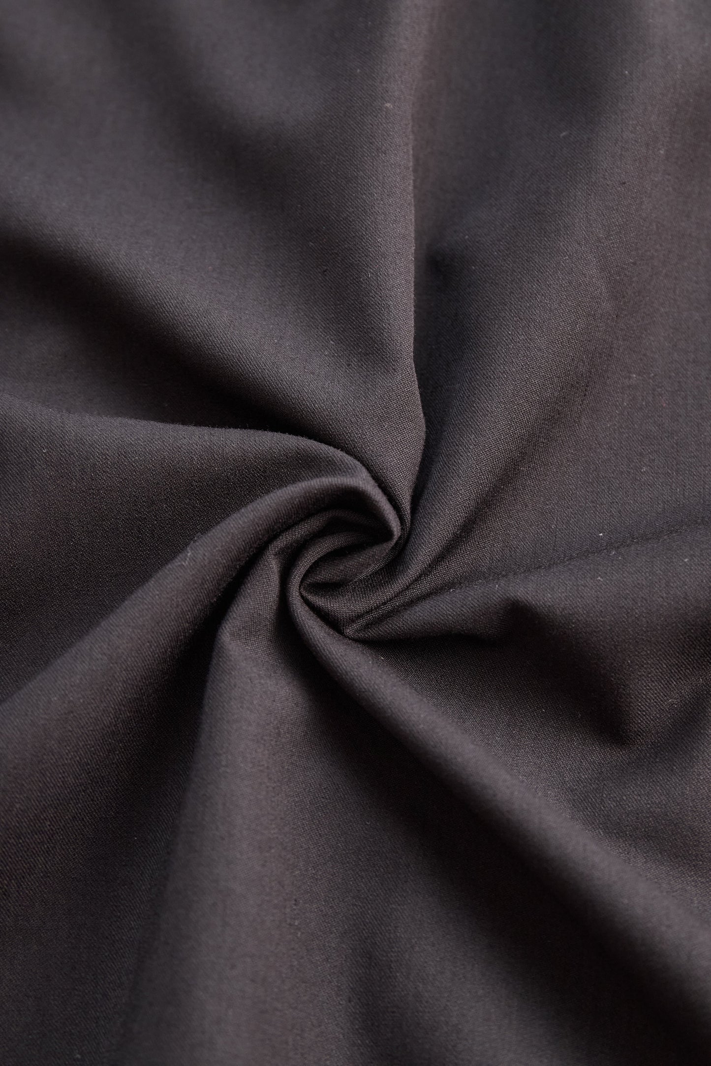 Elegantna bluza brez rokavov z ovratnikom in drzno kontrastno obrobo 