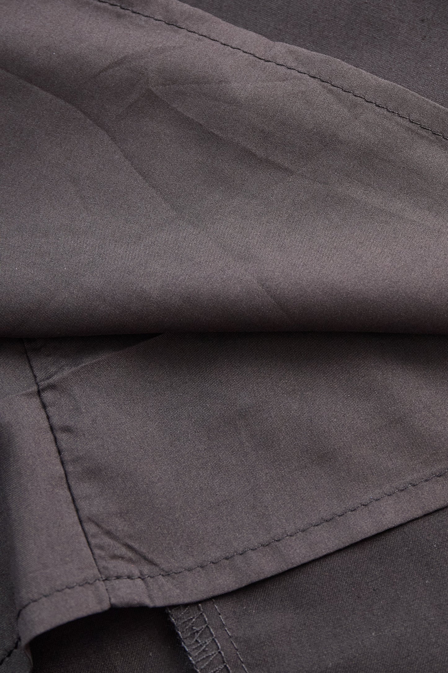 Elegantna bluza brez rokavov z ovratnikom in drzno kontrastno obrobo 