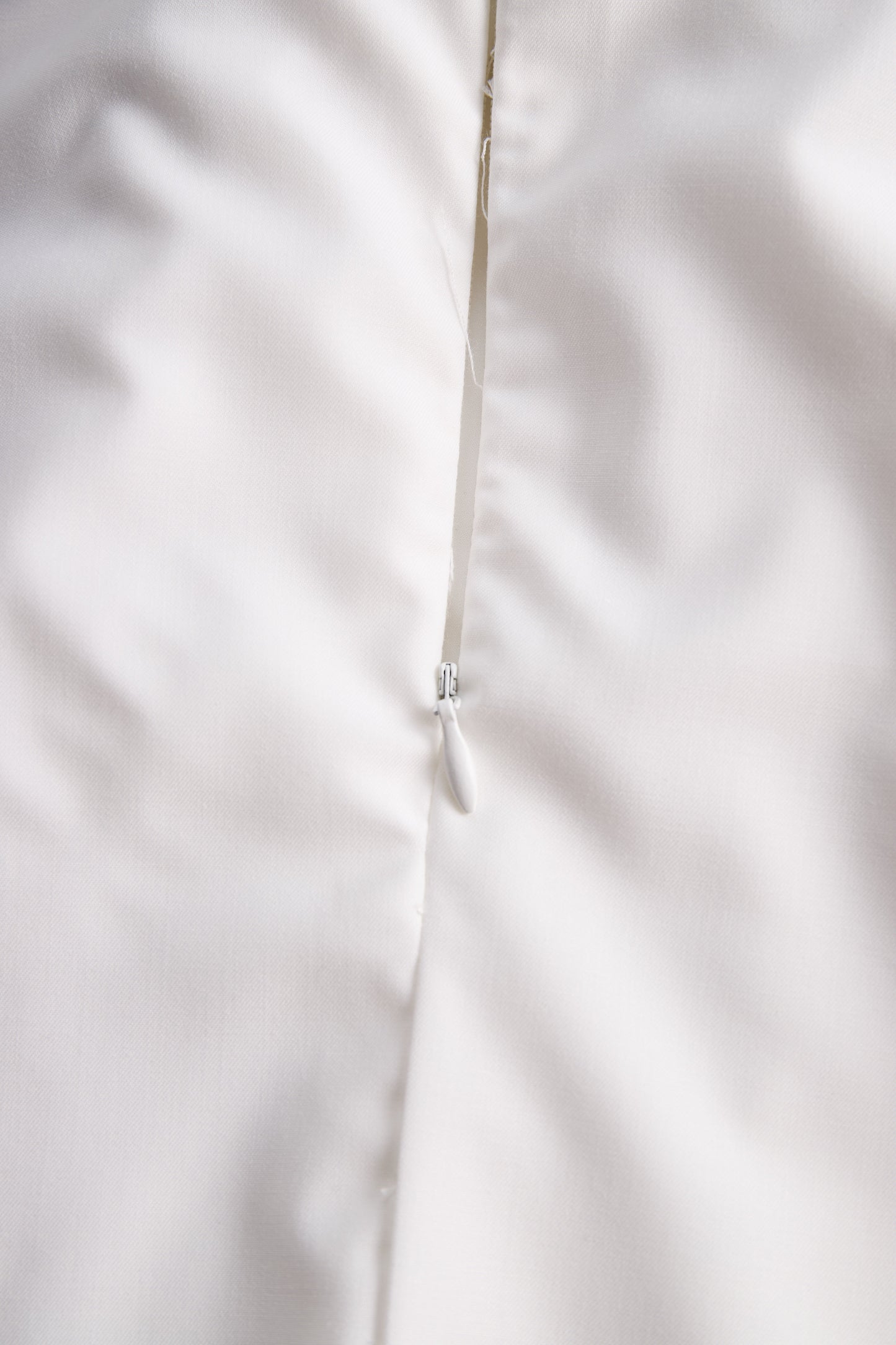 Elegantna bluza brez rokavov z ovratnikom in drzno kontrastno obrobo 