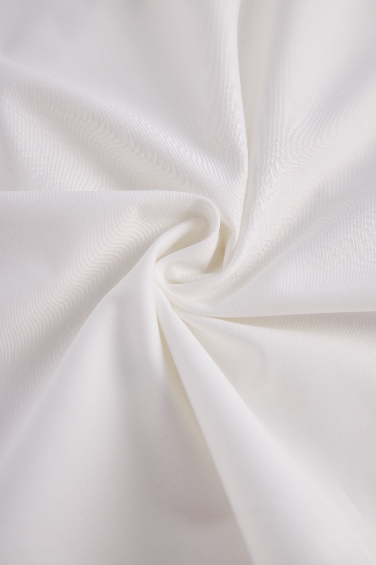 Elegantna bluza brez rokavov z ovratnikom in drzno kontrastno obrobo 