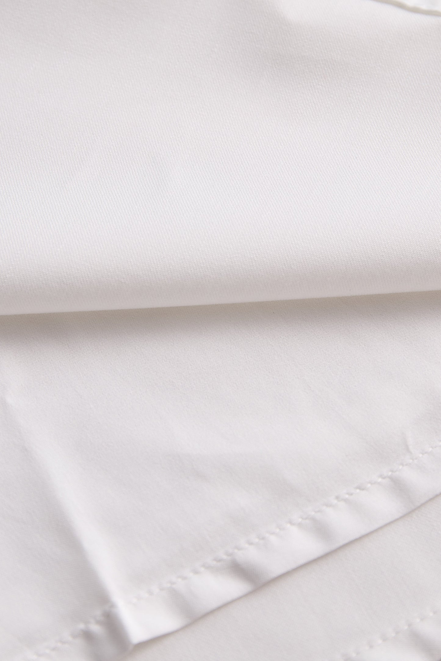 Elegantna bluza brez rokavov z ovratnikom in drzno kontrastno obrobo 