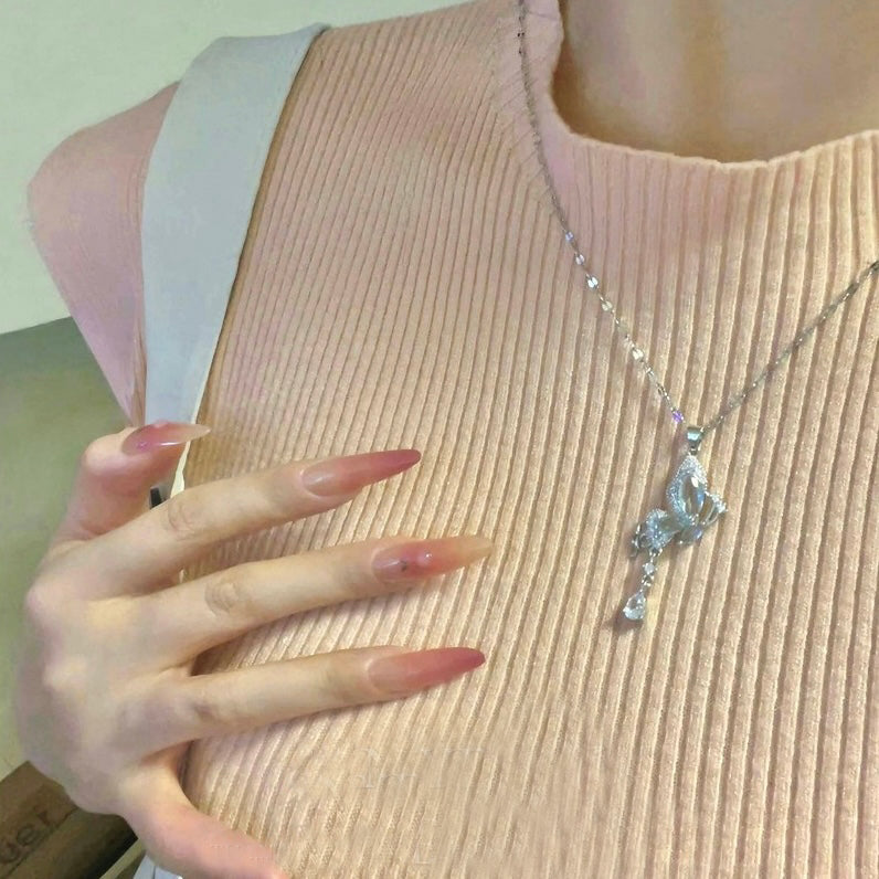 Ogrlica z modrim metuljem in eteričnimi krili