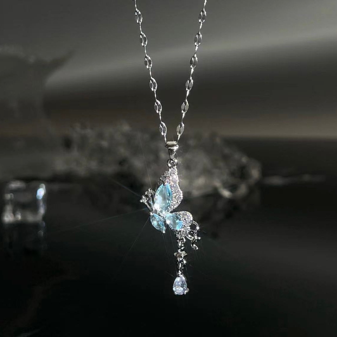 Ogrlica z modrim metuljem in eteričnimi krili