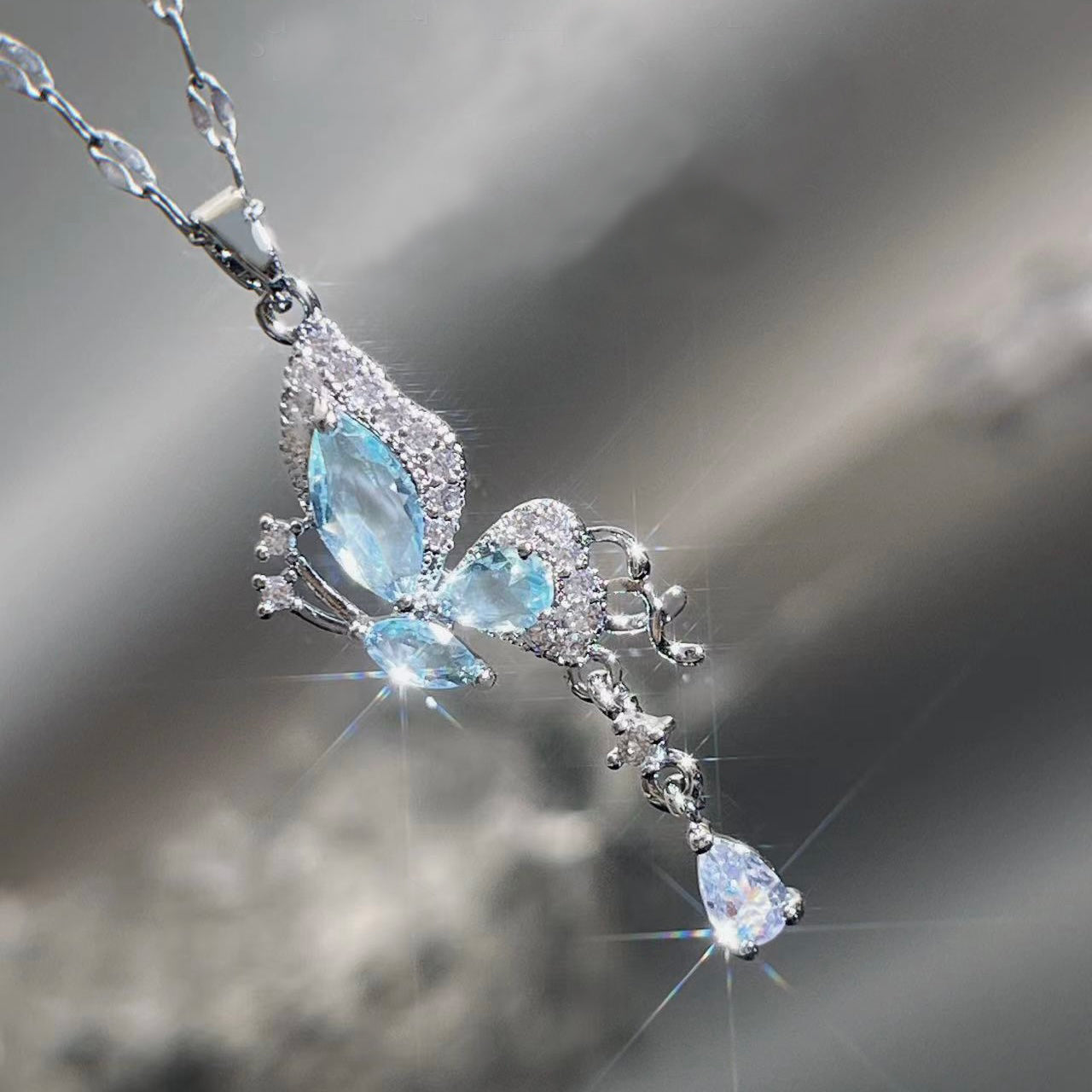 Ogrlica z modrim metuljem in eteričnimi krili