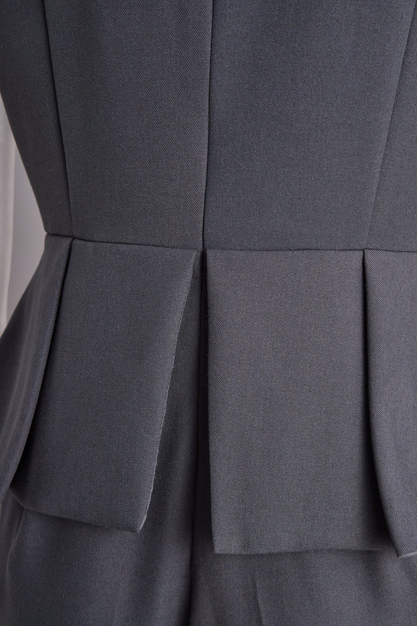 Prefinjen kombinezon brez rokavov peplum v temno sivi barvi