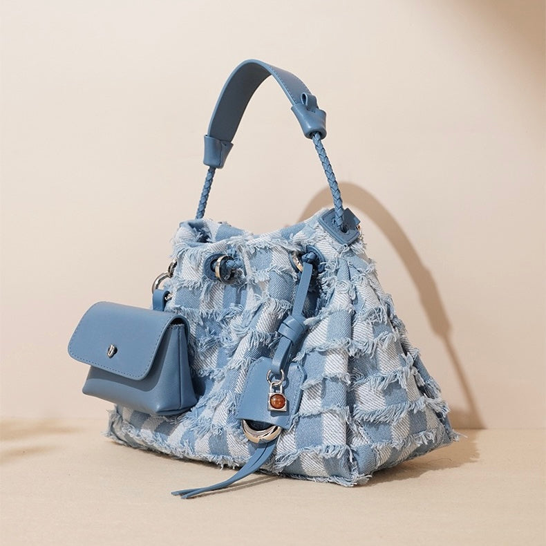 Ženska torba čez telo iz pravega usnja in jeansa v barvnih blokih.