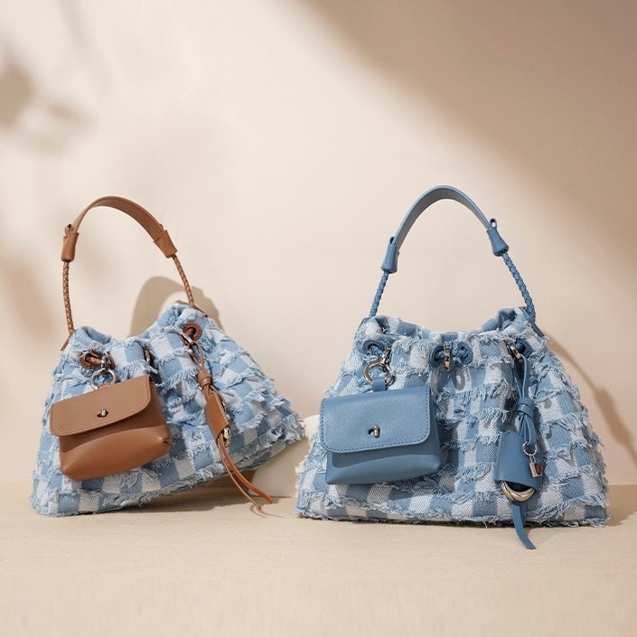 Ženska torba čez telo iz pravega usnja in jeansa v barvnih blokih.