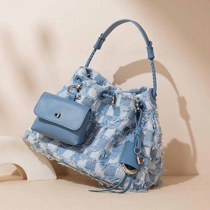 Ženska torba čez telo iz pravega usnja in jeansa v barvnih blokih.