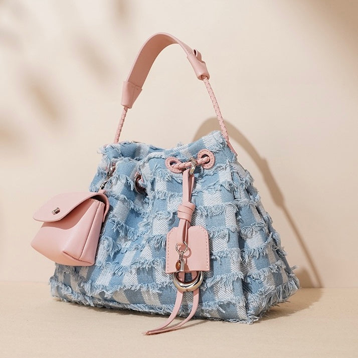 Ženska torba čez telo iz pravega usnja in jeansa v barvnih blokih.