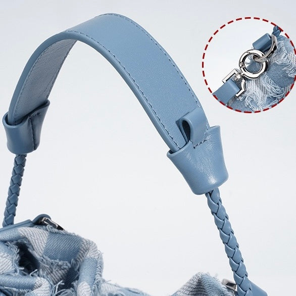 Ženska torba čez telo iz pravega usnja in jeansa v barvnih blokih.