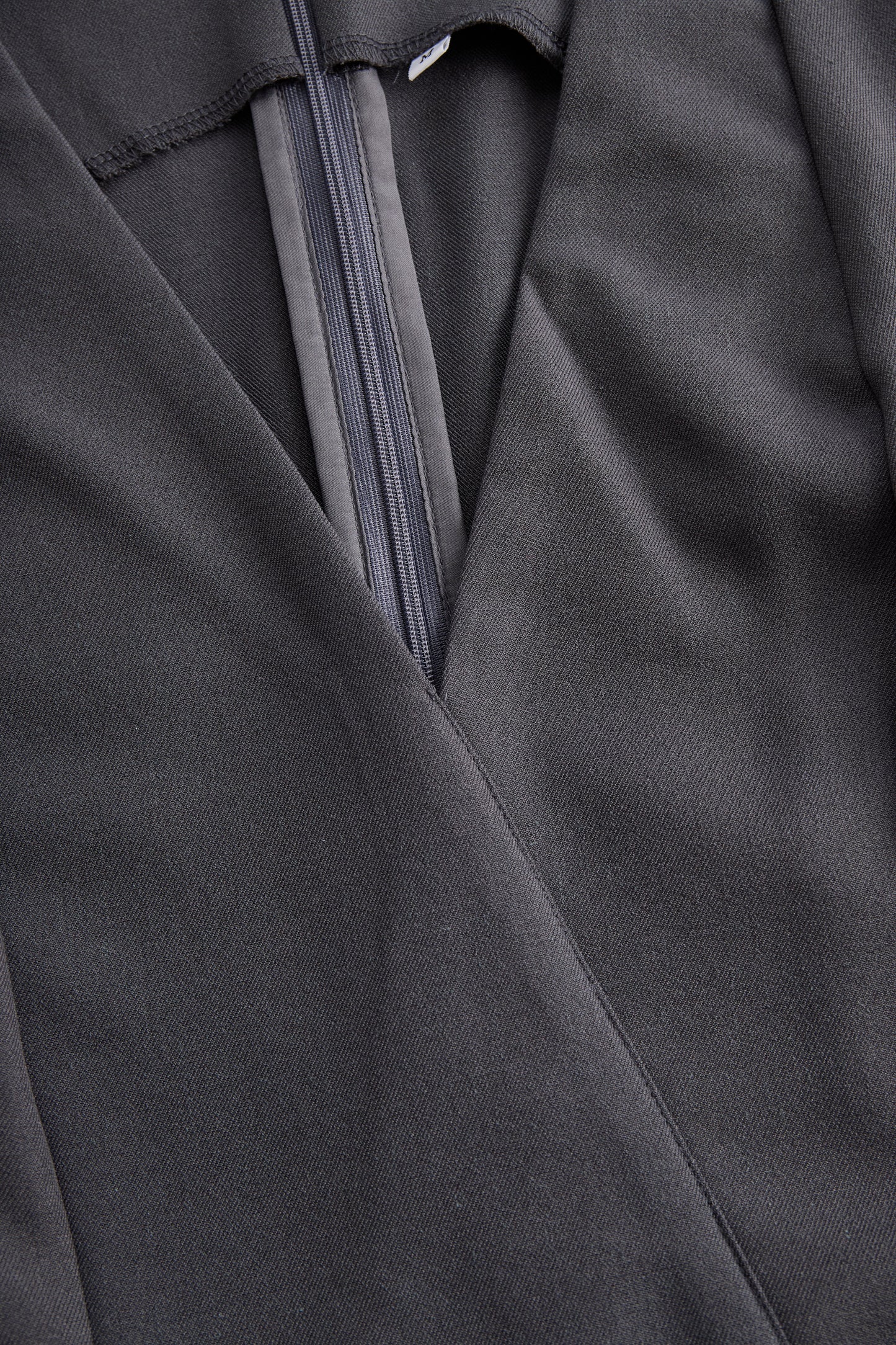 Prefinjen kombinezon brez rokavov peplum v temno sivi barvi