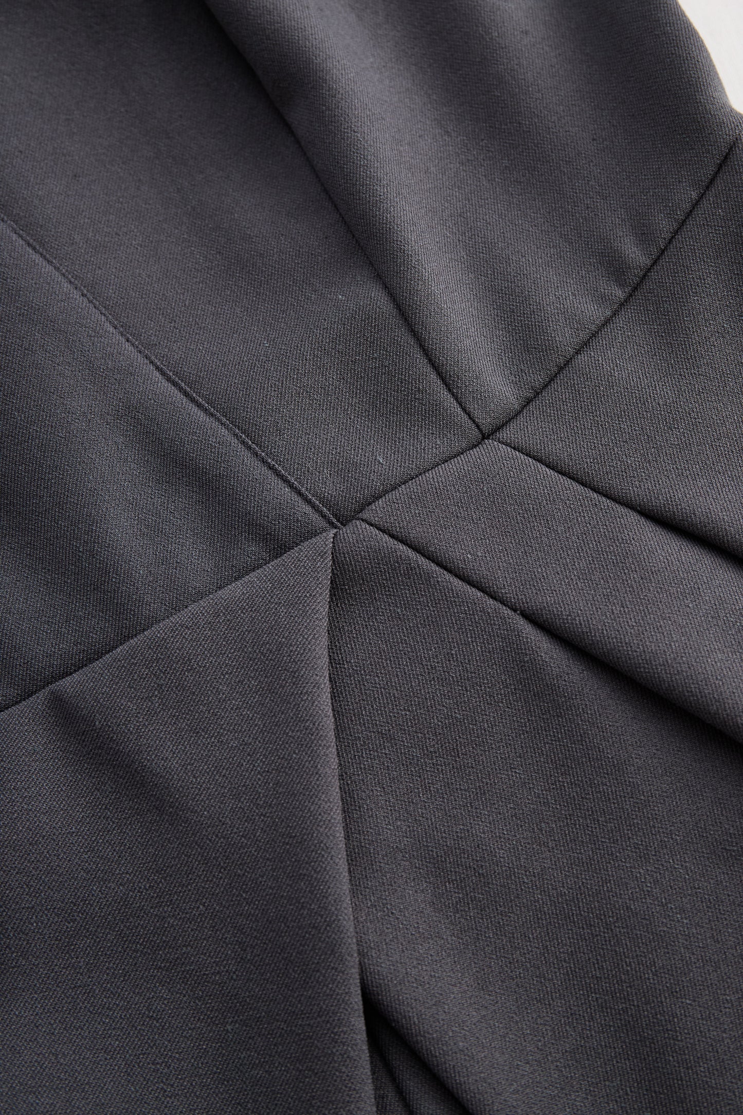 Prefinjen kombinezon brez rokavov peplum v temno sivi barvi