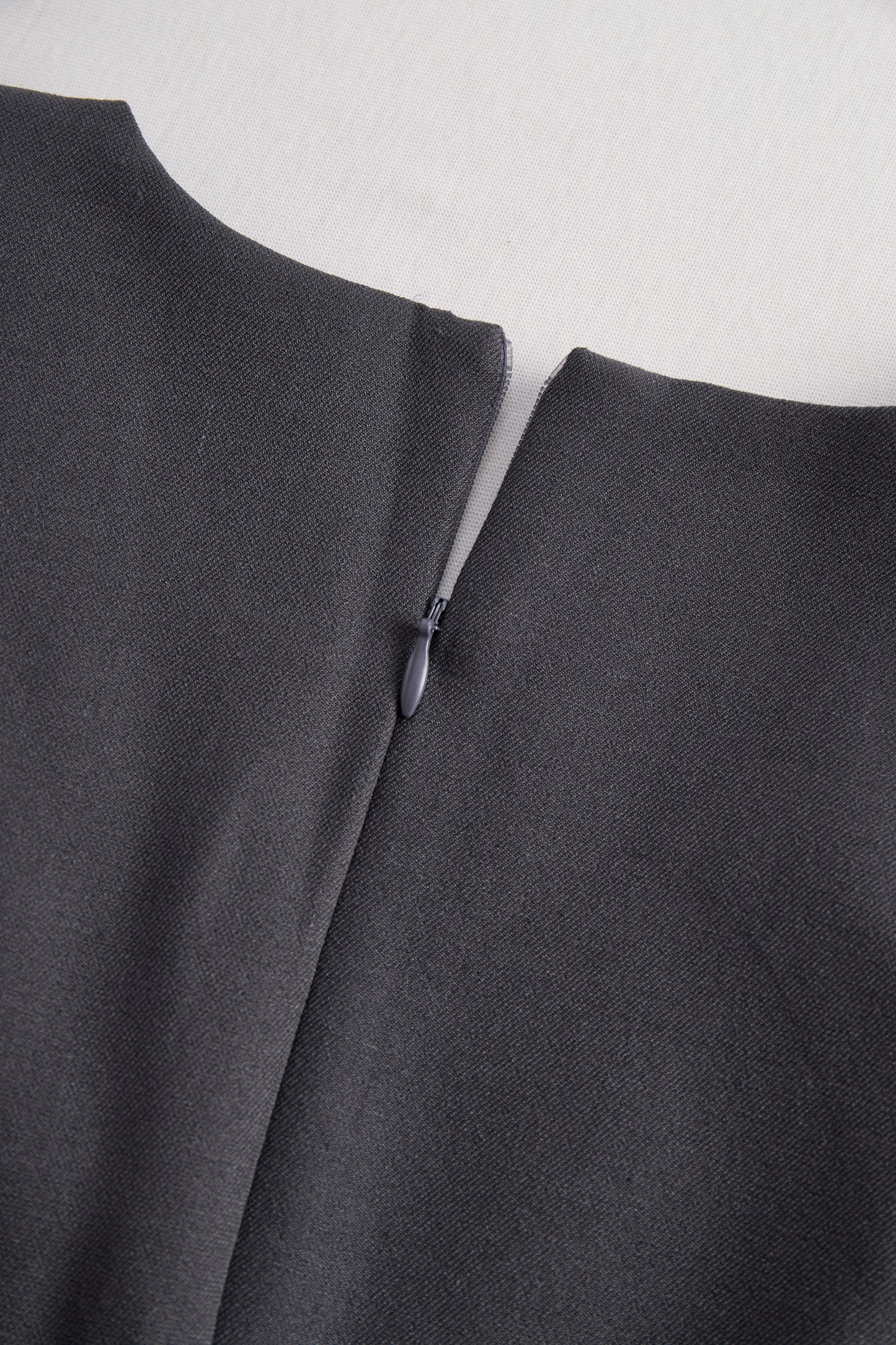 Prefinjen kombinezon brez rokavov peplum v temno sivi barvi