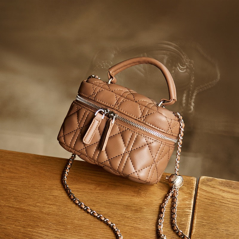 Ženska mini torbica iz pravega usnja z zlato verižico v obliki kroglice.