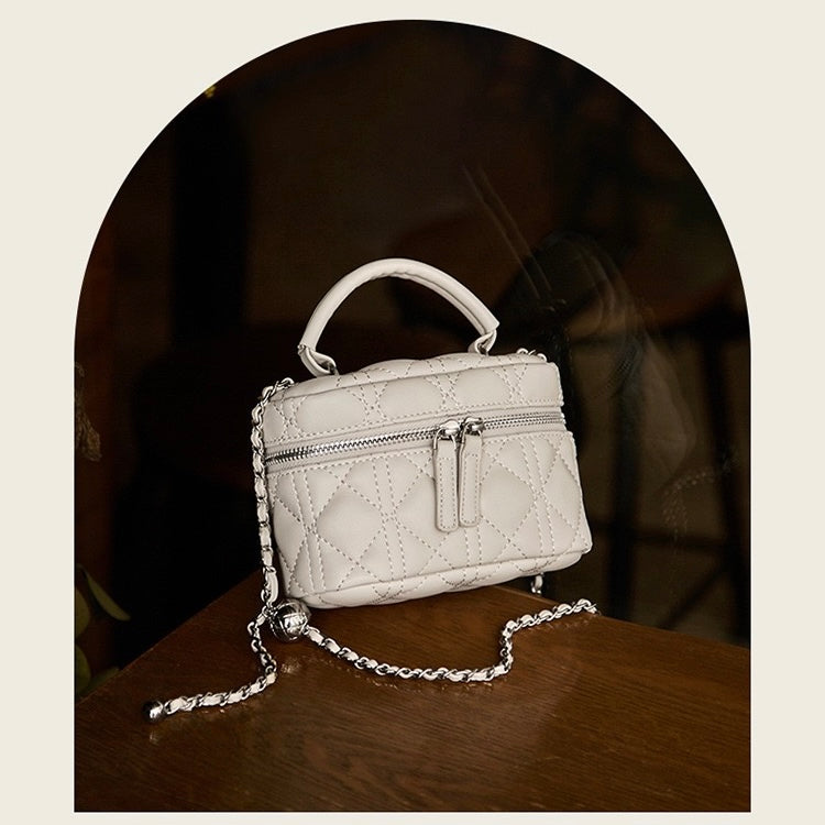 Ženska mini torbica iz pravega usnja z zlato verižico v obliki kroglice.