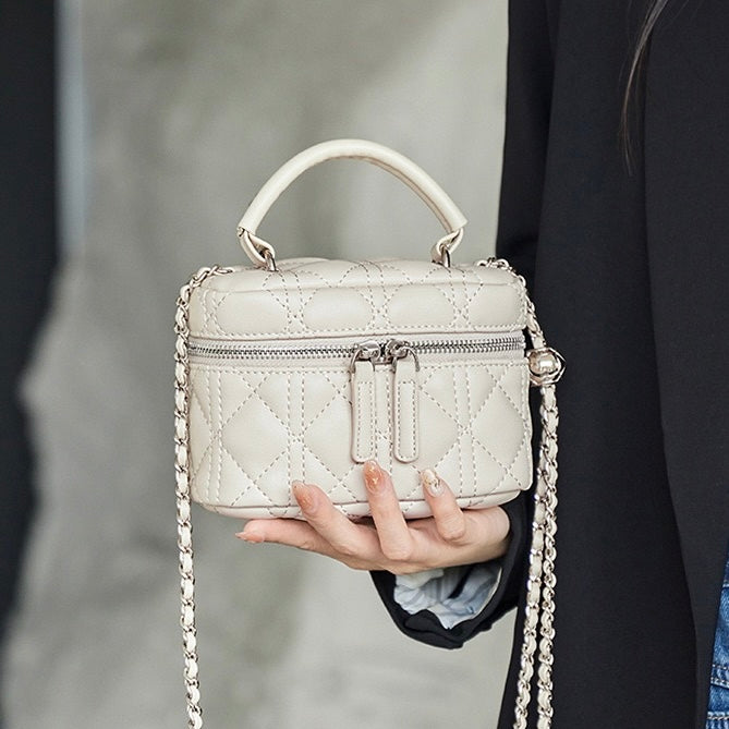 Ženska mini torbica iz pravega usnja z zlato verižico v obliki kroglice.