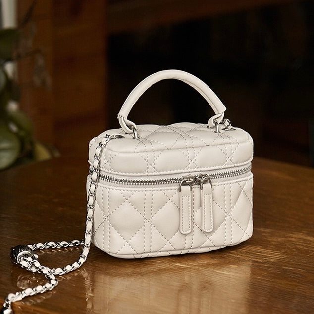 Ženska mini torbica iz pravega usnja z zlato verižico v obliki kroglice.