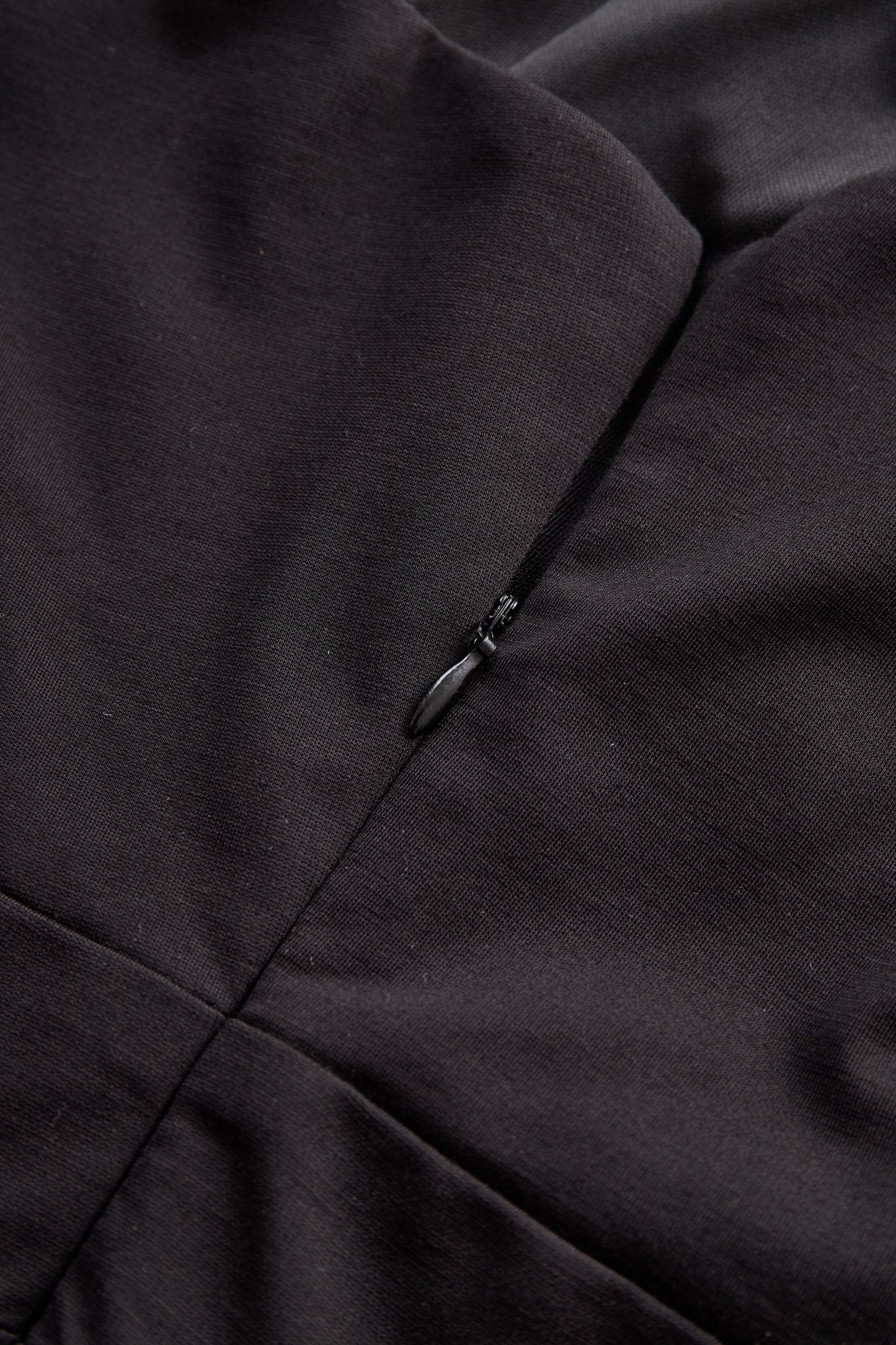 Elegantna enobarvna obleka na eno ramo s prijetnimi kovinskimi detajli 